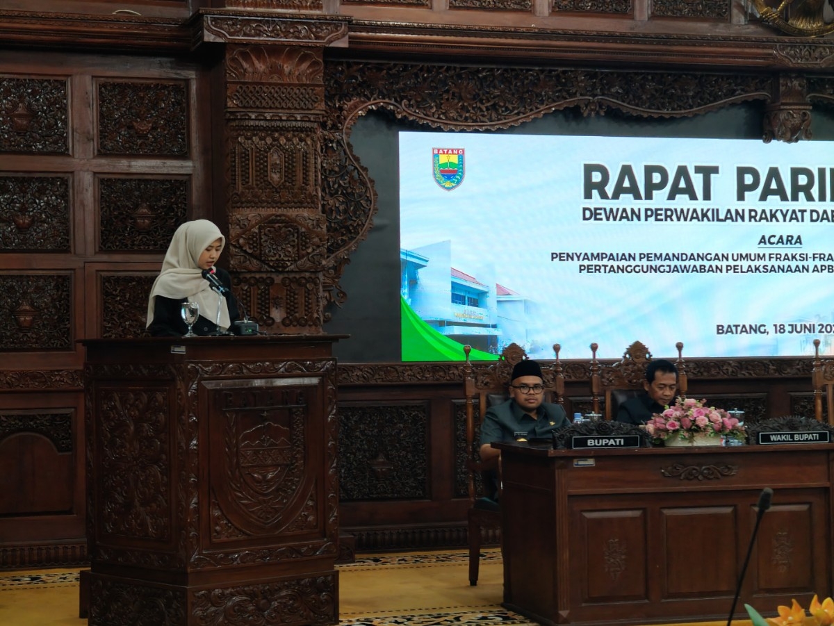 RAPAT PARIPURNA: Suasana rapat Paripurna DPRD Kabupaten Batang dengan pembahasan penyampaian pandangan umum fraksi-fraksi.