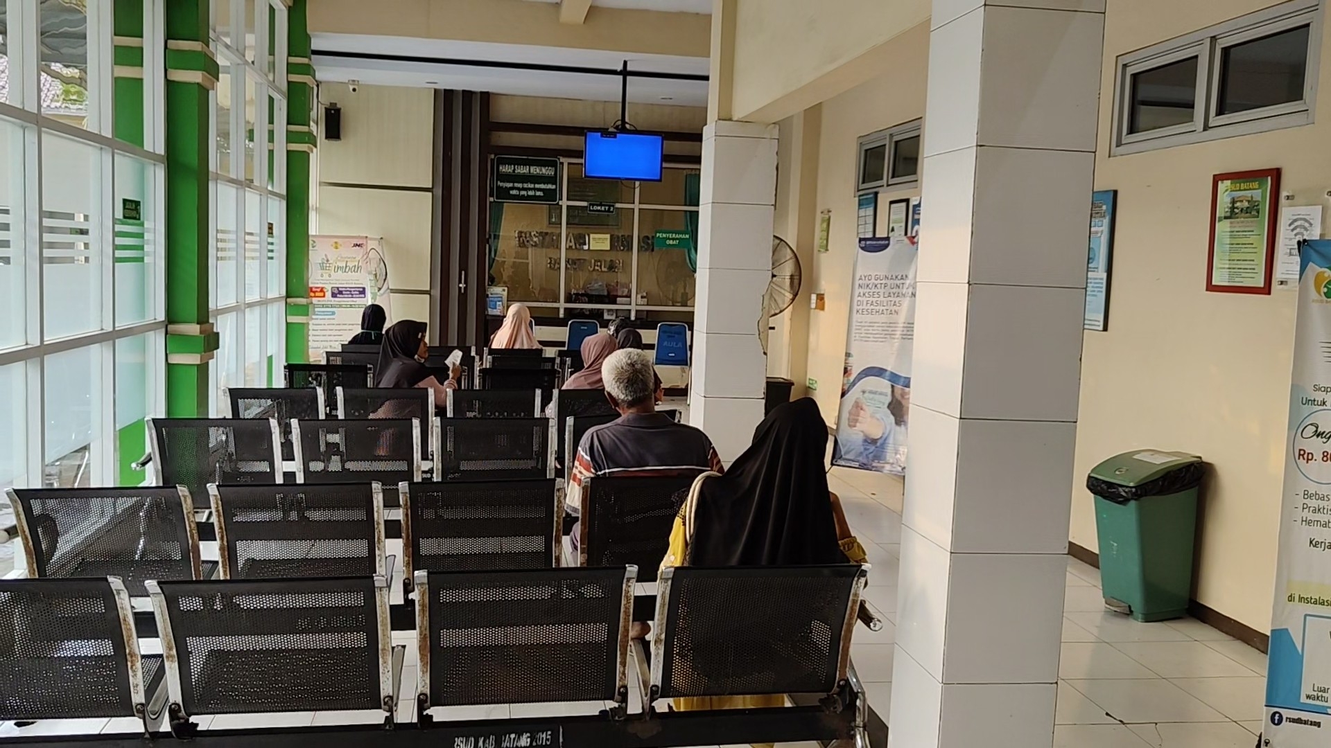 LAYANAN KESEHATAN: Warga saat mengantre untuk mendapatkan layanan kesehatan di sebuah rumah sakit.