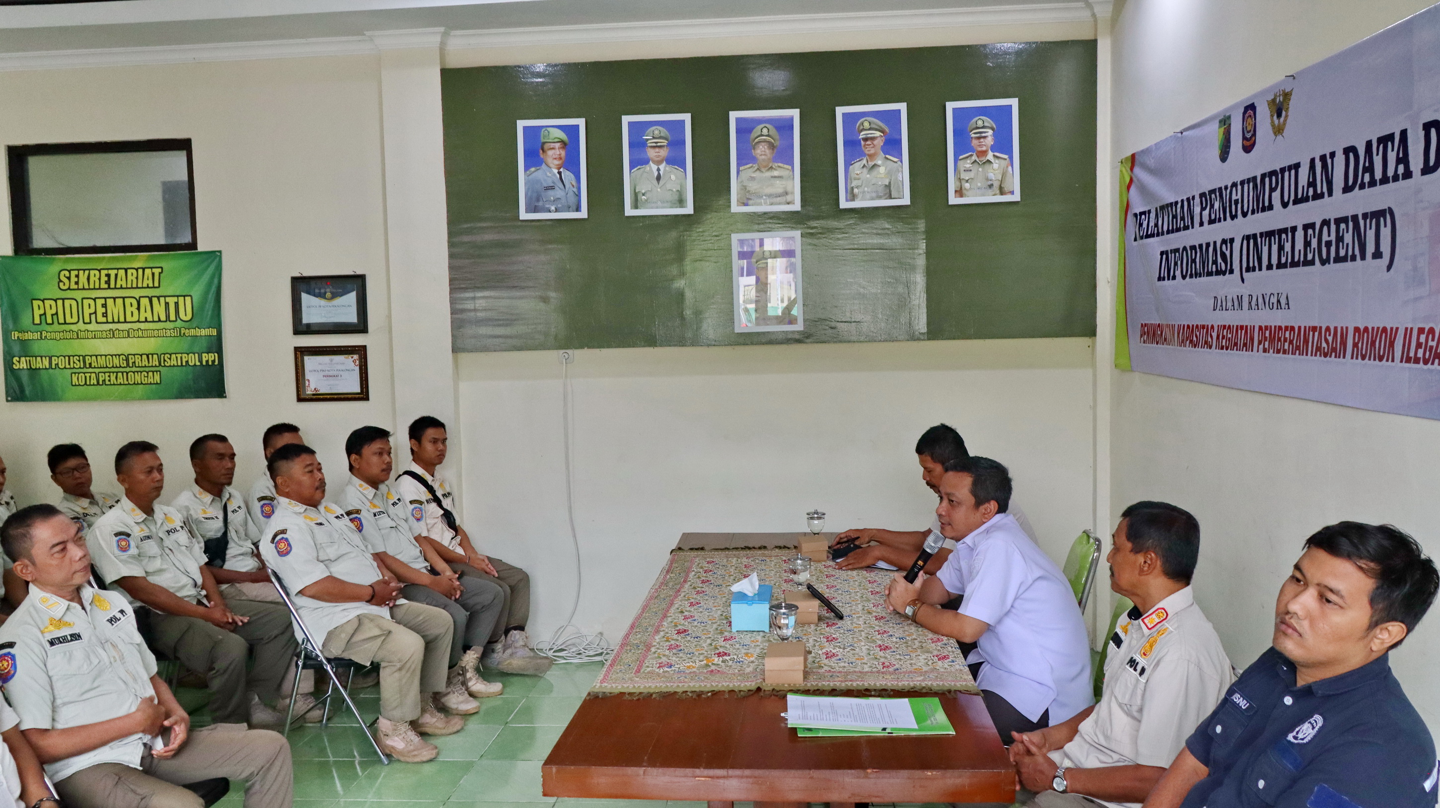 MOTIVASI - Wali Kota Pekalongan HA Afzan Arslan Djunaid saat beri motivasi kepada anggota Satpol yang mengikuti pelatihan intelijen di Kantor Satpol PP setempat, Rabu (18/6/2025).
