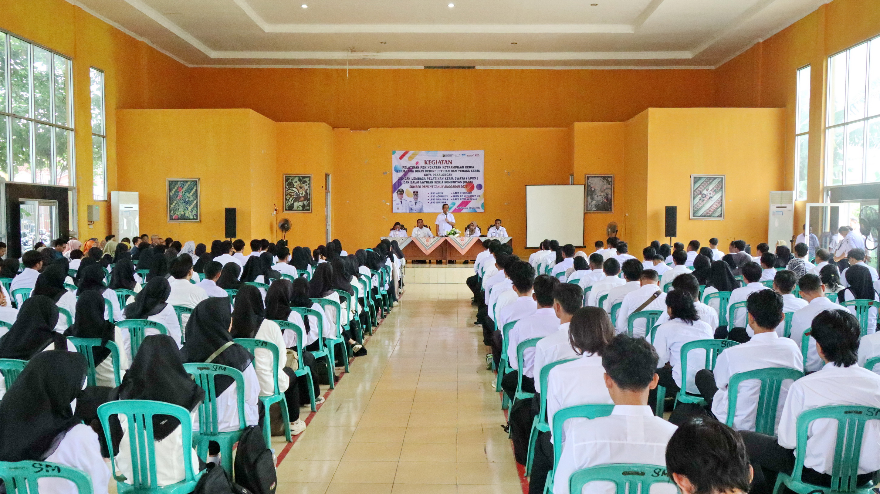 SAMBUTAN -&nbsp; Walikota Pekalongan HA Afzan Arslan Djunaid saat membuka pelatihan&nbsp;kerja di Aula Balai Latihan Kerja (BLK) Kota Pekalongan, Rabu (18/6/2025).