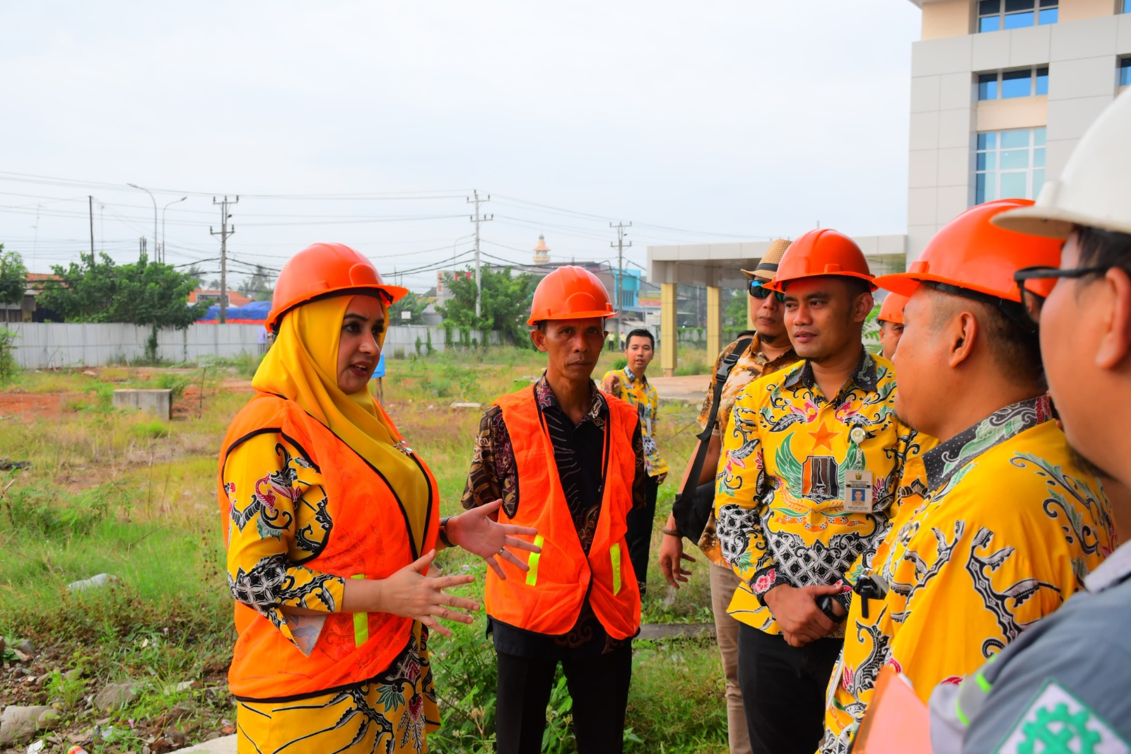 TINJAU PEMBANGUNAN: Bupati Pekalongan Fadia Arafiq saat meninjau perkembangan pembangunan RSUD Kraton baru, Rabu (18/6/2025).