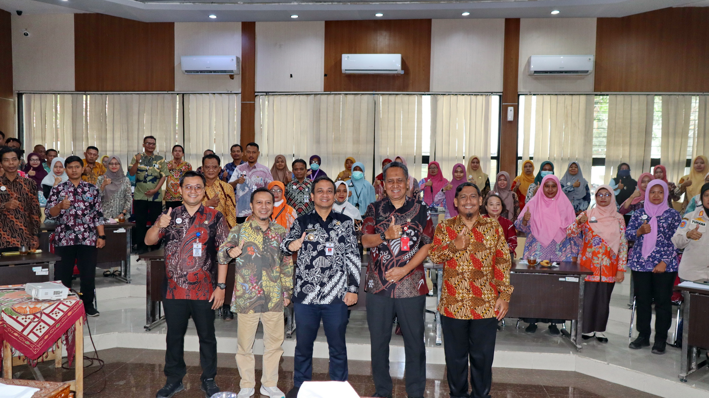 BERFOTO BERSAMA&nbsp; -&nbsp; Walikota Pekalongan H.A. Afzan Arslan Djunaid berfoto bersama dengan petugas layanan publik OPD setempat, saat Bimtek Softskill, Kamis (19/6/2025) di Ruang Buketan.