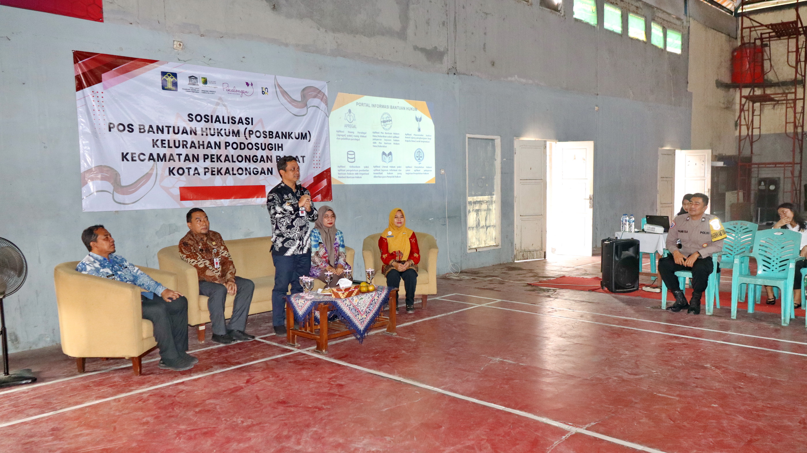 PAPARAN - Walikota Pekalongan HA Afzan Arslan Djunaid saat berikan pencerahan kepada Ketua RT RW dan tokoh masyarakat di kelurahan Podosugih,saat sosialisasi Posbakum, Rabu (19/6/2025) di kantor kelur