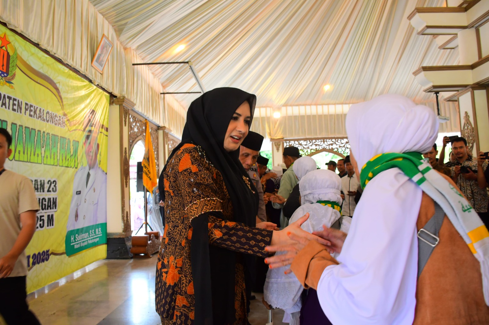 HAJI: Bupati Pekalongan Fadia Arafiq saat menyambut tibanya jamaah haji Kabupaten Pekalongan di Pendopo Rumah Dinas Bupati, Kamis (19/6/2025).