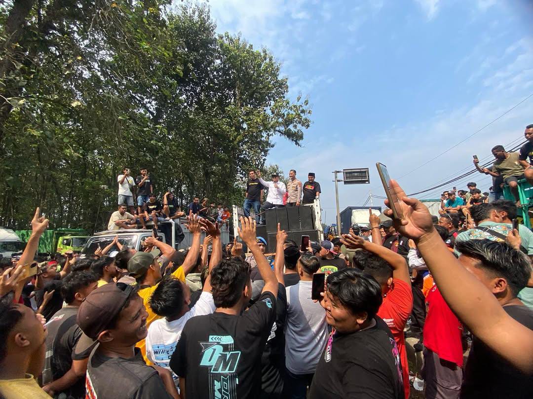 Bupati Batang M Faiz Kurniawan saat menemui para pendemo.