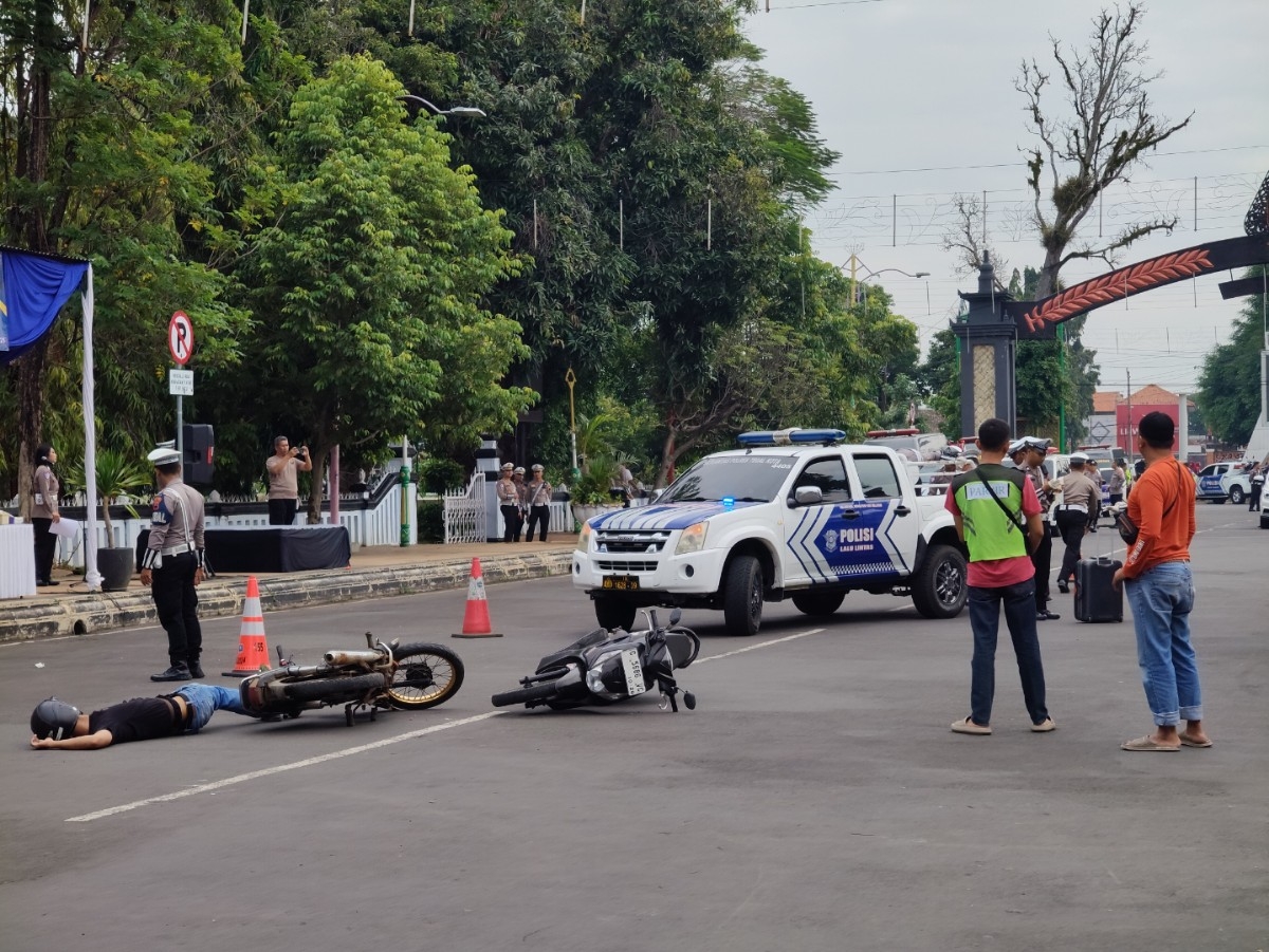 LAKA: Aksi penanganan kecelakaan lalulintas di Jalan Veteran Batang dalam lomba TPTKP.