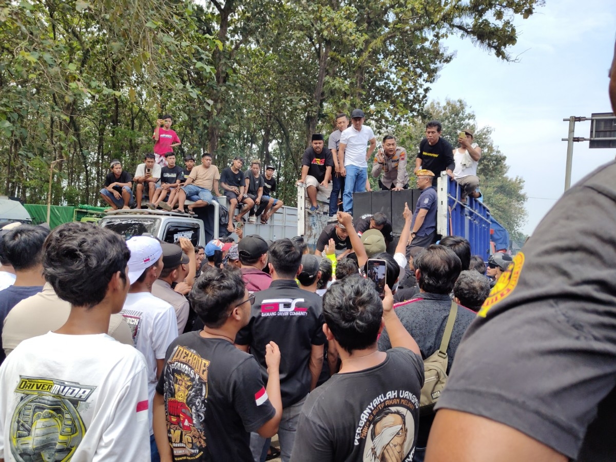 DEMO: Suasana aksi para sopir truk di Jalur Pantura Batang yang memarkirkan kendaraannya di tengah jalan.