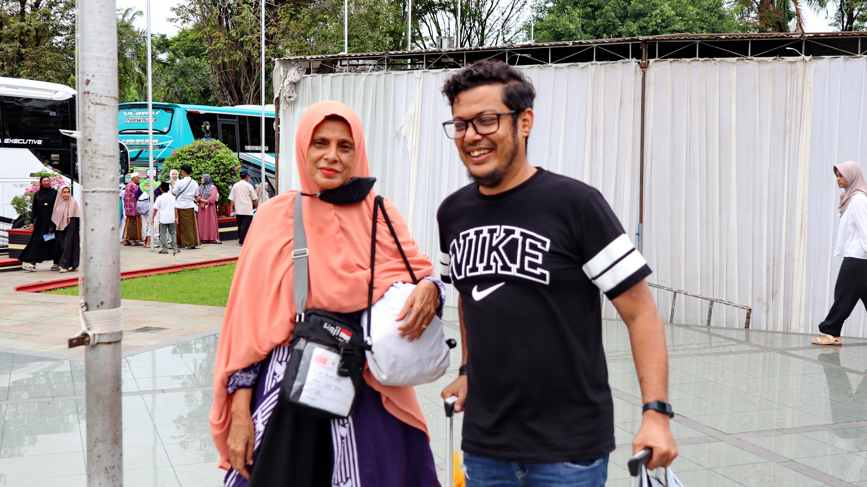 BAHAGIA &ndash; Jemaah haji Kota Pekalongan yang sedang bercengkrama dengan sanak saudara, saat dijemput di halaman Pemkot Pekalongan, Kamis (19/6/2025).