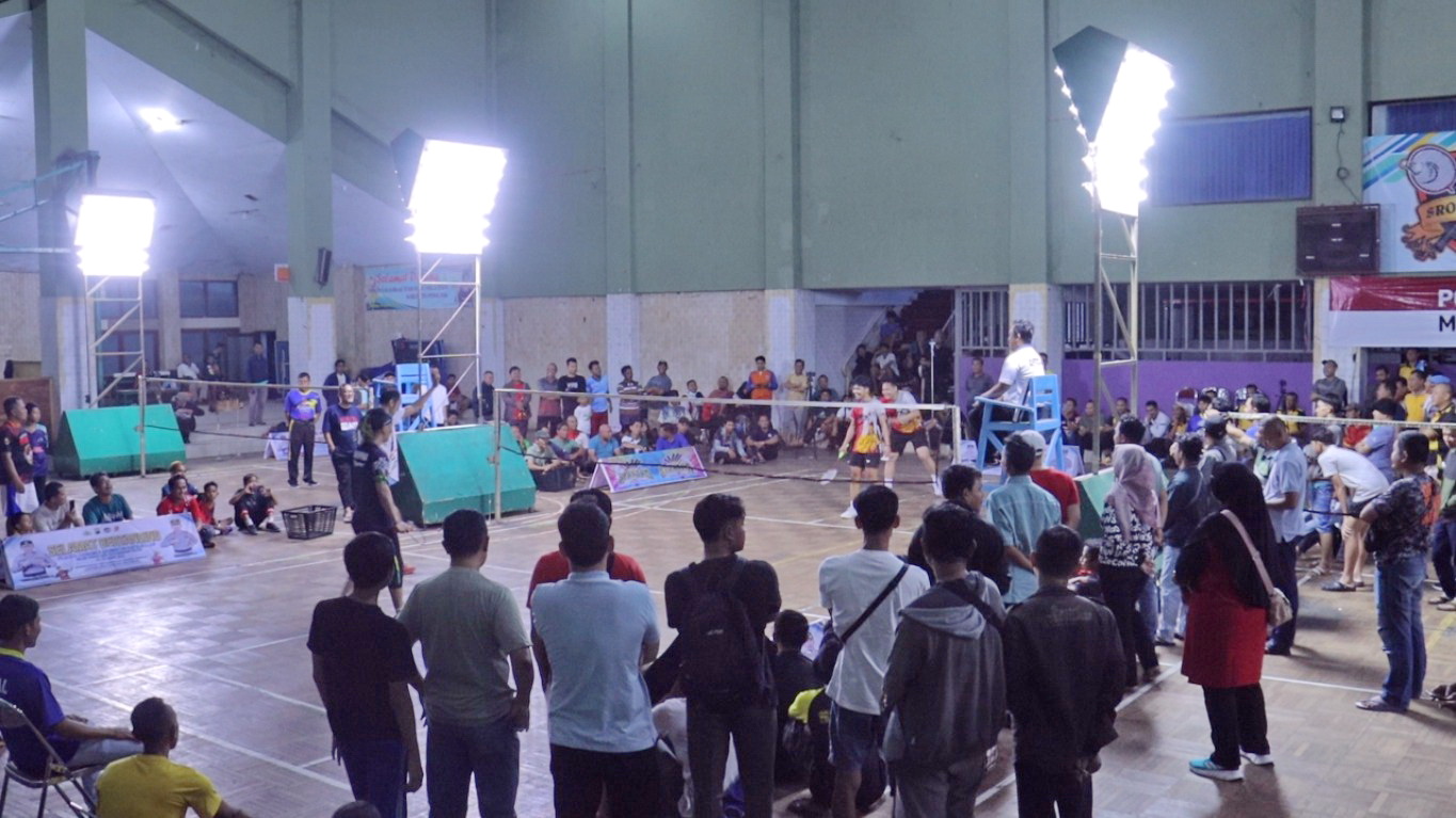 MERIAH - Penggemar Badminton Pemalang saat meyaksikan aksi dua legeda Badminton saat tampil di acara exibisi Turnamen Badminton Bhayangkara ke-79, GOR) Kridanggo, Pemalang.