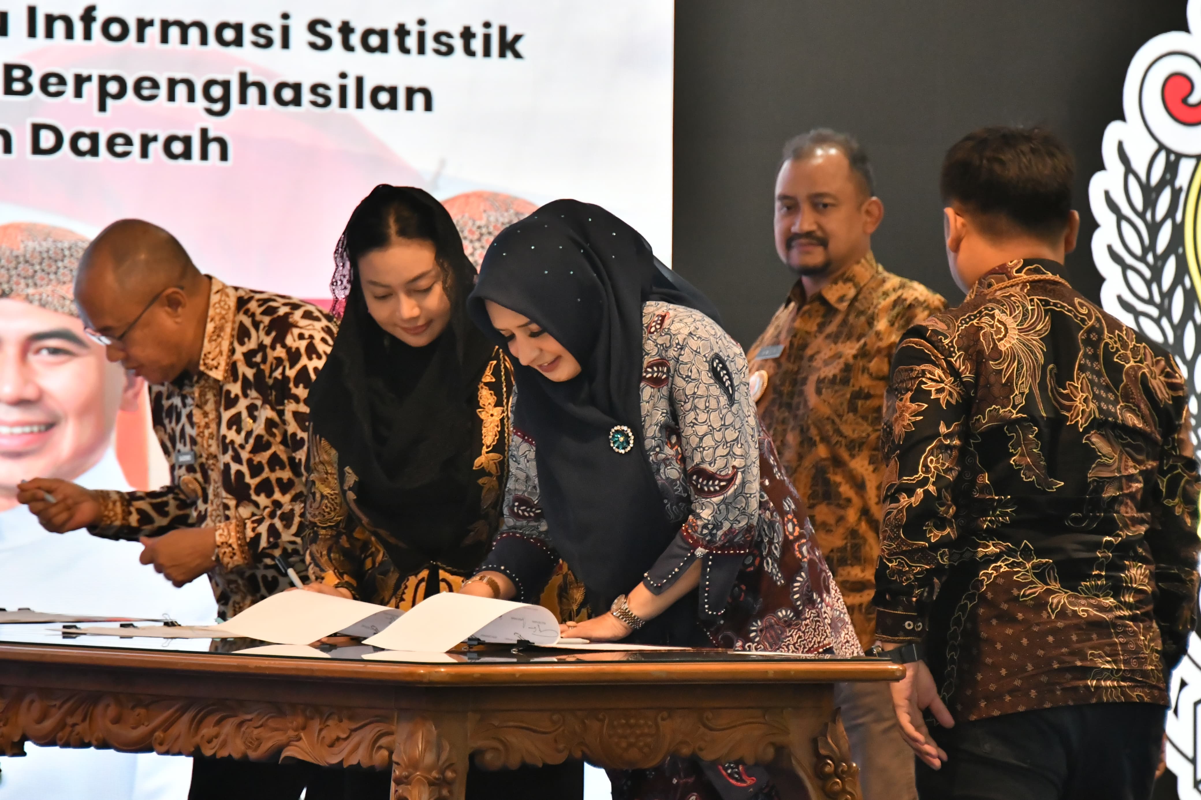 TEKEN KESEPAKATAN: Bupati Pekalongan Fadia Arafiq saat teken nota kesepakatan sinergitas data penyelenggaraan perumahan untuk masyarakat berpenghasilan rendah (MBR) dan ASN, di Semarang, Jumat (20/6).