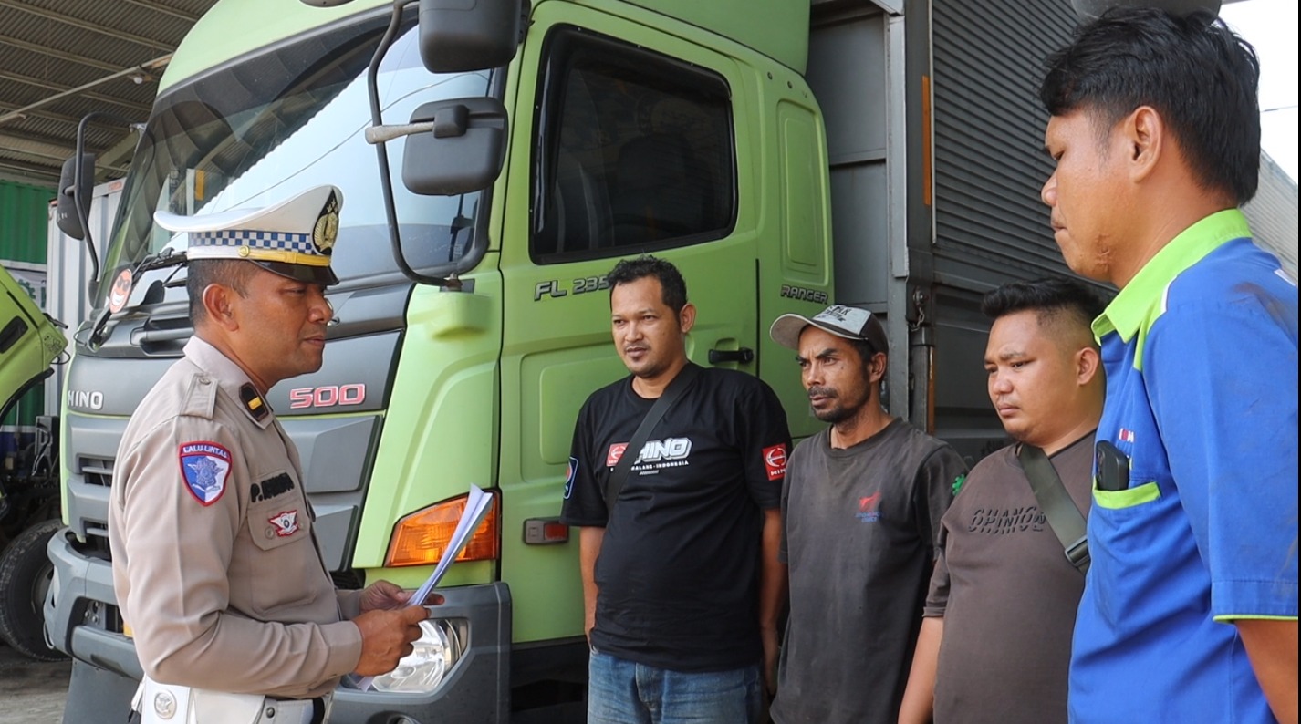 HIMBAUAN - Anggota Satlantas Polres Pemalang saat beri himbuan terkait aturan ODOL pada sopir yang melintas di Pemalang, Senin (23/6/2025).
