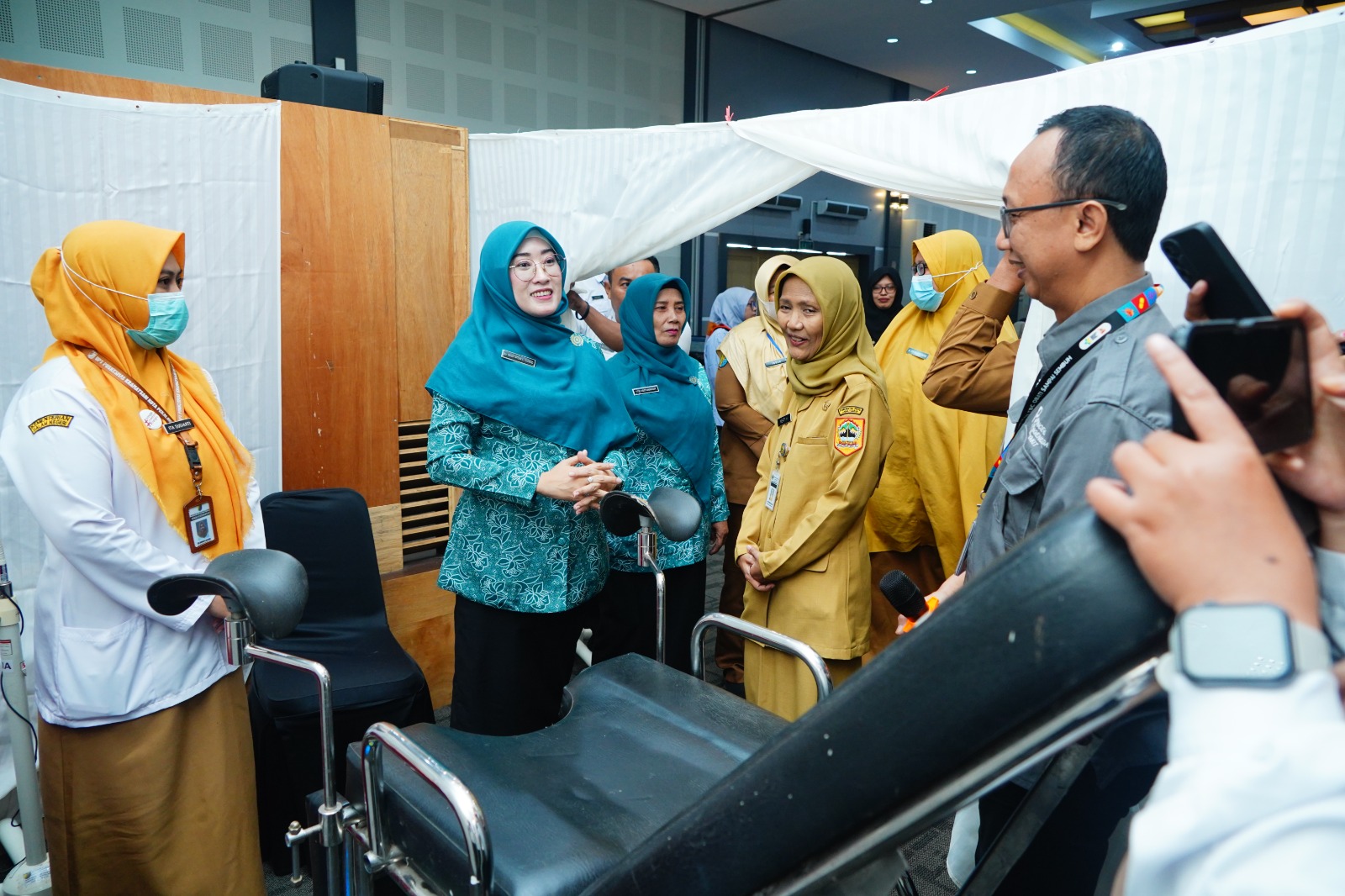 TINJAU - Ketua TP PKK Kota Pekalongan, Inggit Soraya saat meninjau peralatan yang digunakan untuk pemeriksaan HPV DNA, disela-sela Workshop, Senin (23/6/2025).