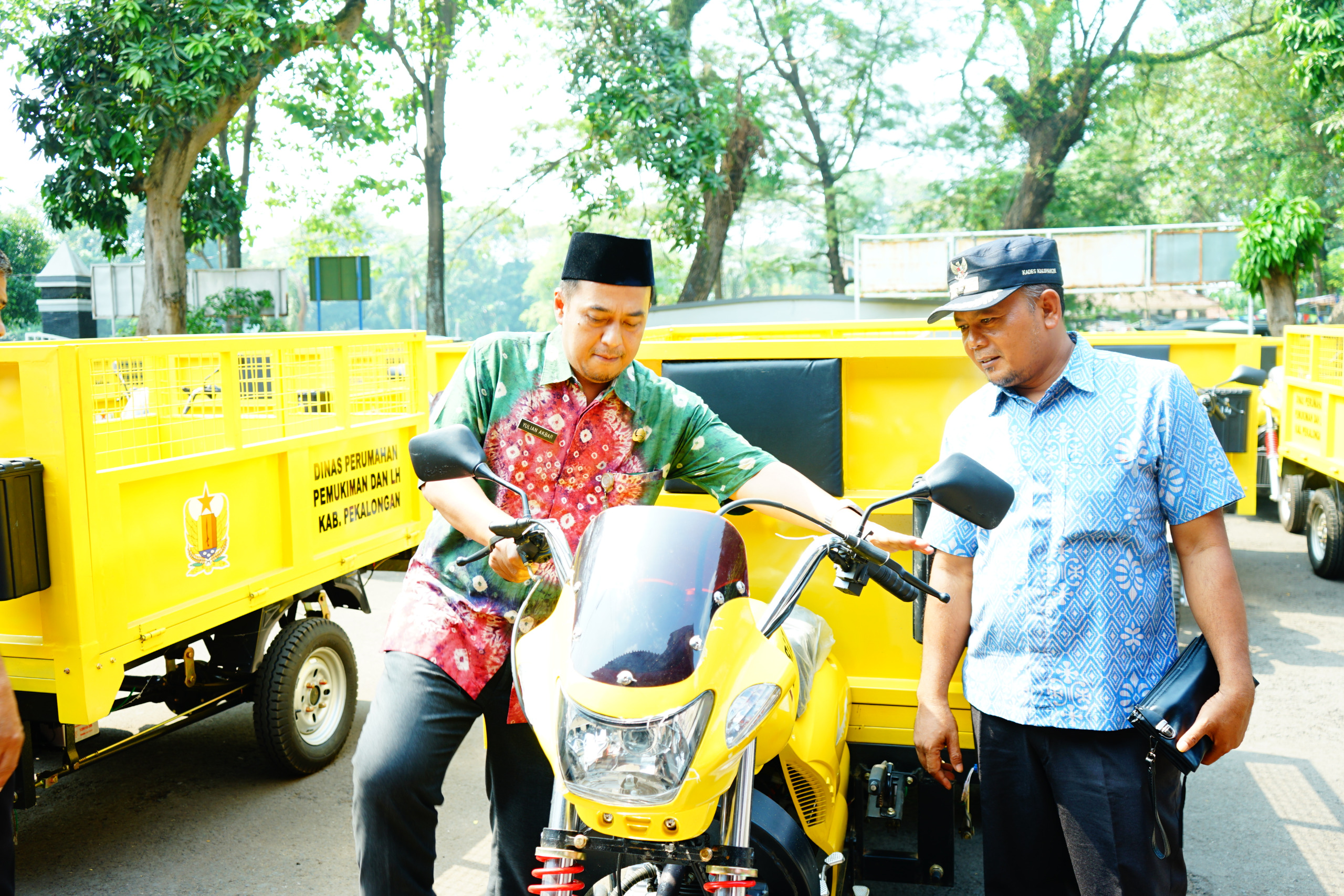 PENANGANAN SAMPAH: Sekda Kabupaten Pekalongan Yulian Akbar dan Kepala Dinas Perkim-LH saat menyerahkan kendaraan roda tiga pengangkut sampah, Selasa (24/6/2025).
