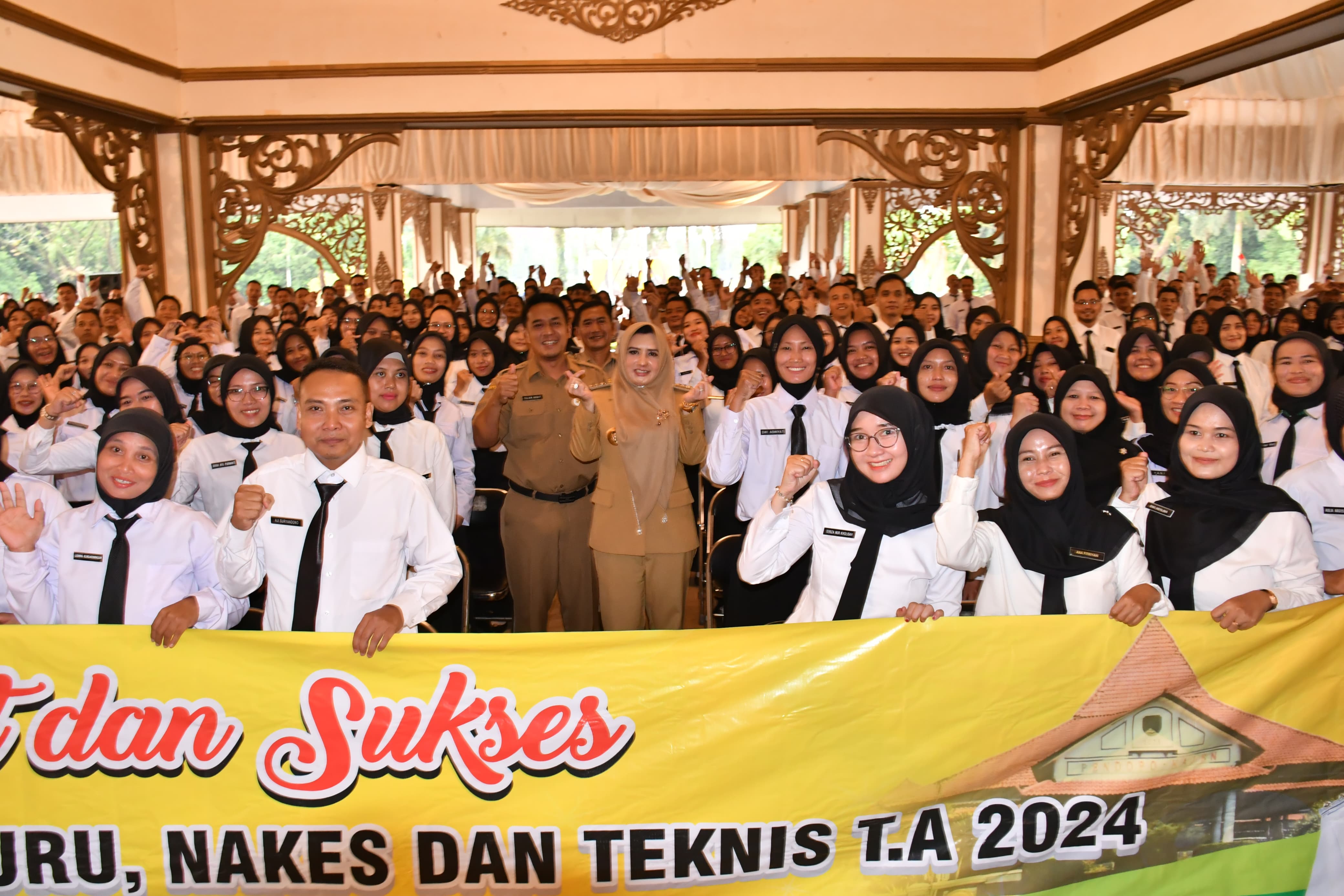 PENGANGKATAN PPPK: Bupati Pekalongan Fadia Arafiq berfoto bersama ratusan PPPK yang baru saja menerima SK pengangkatan, di Pendopo Rumah Dinas Bupati, Senin (23/6).