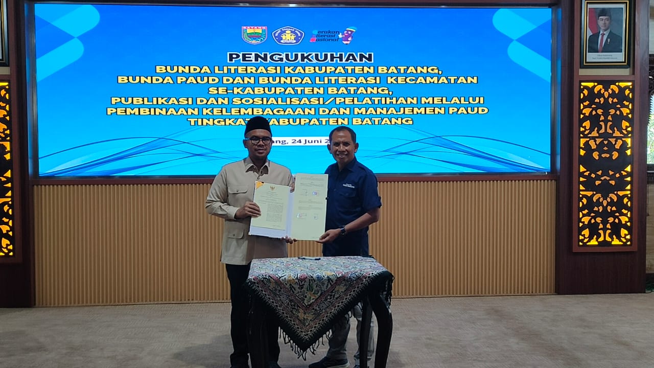 KERJASAMA: Penandatanganan kerjasama Bupati Batang M Faiz Kurniawan dengan Direktur Jawa Pos Radar Semarang Baehaqi.