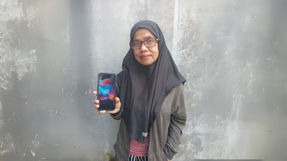 Sri Maemuniarti merupakan pengguna aplikasi Mobile JKN.
