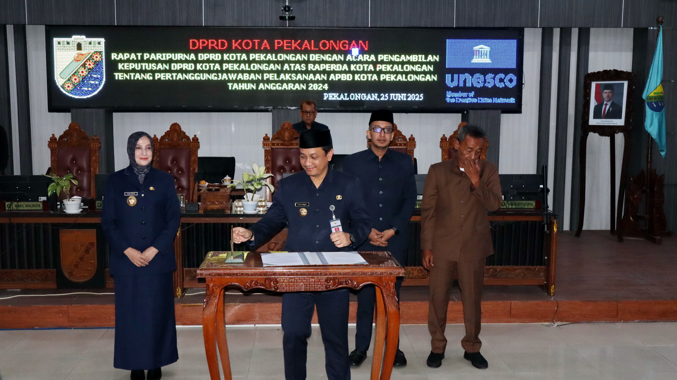 TANDA TANGAN - Wali Kota HA Afzan Arslan Djunaid, Wakil Wali Kota Hj Balgis Diab, Ketua DPRD Azmi, saat tanda tangan hasil keputusam sidang di Ruang Sidang DPRD, Rabu (25/6/2025).
