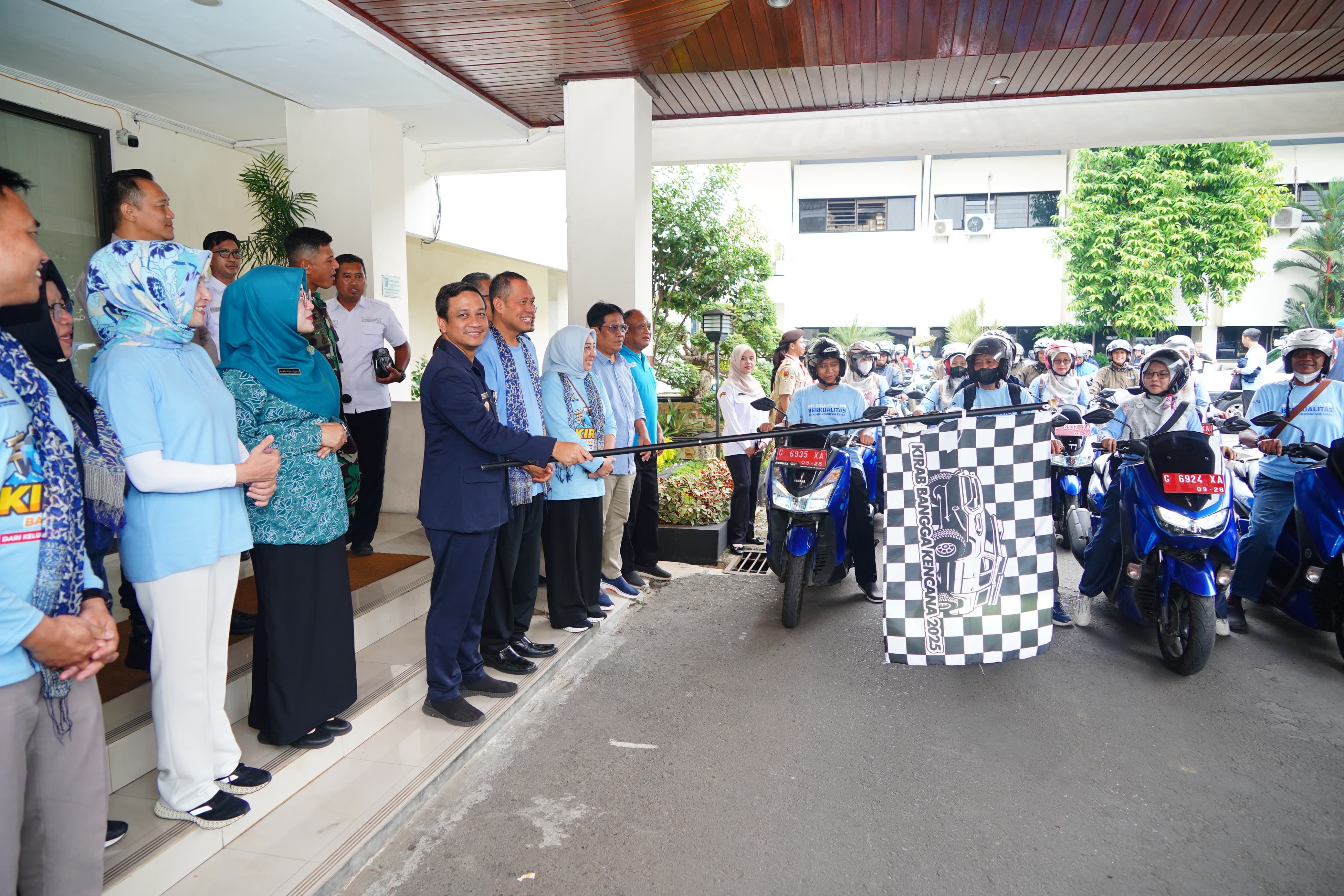LEPAS -&nbsp;&nbsp;Walikota Pekalongan HA Afzan Arslan Djunaid saat peserta Kirab Bangga&nbsp;Kencana di Halaman Setda setempat Rabu pagi (25/6/2025).