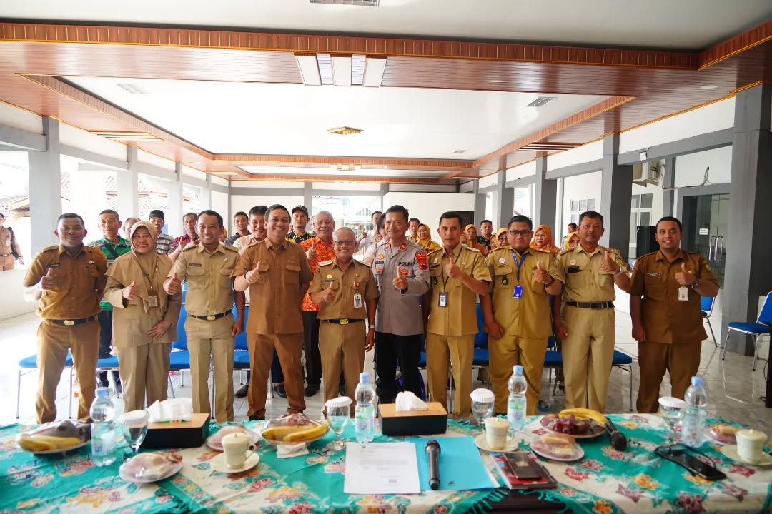 FOTO BERSAMA - Walikota Pekalongan saat hadir dalam Forkopimcam, di Aula Kantor Kecamatan Pekalongan Timur, Selasa (24/6/2025).
