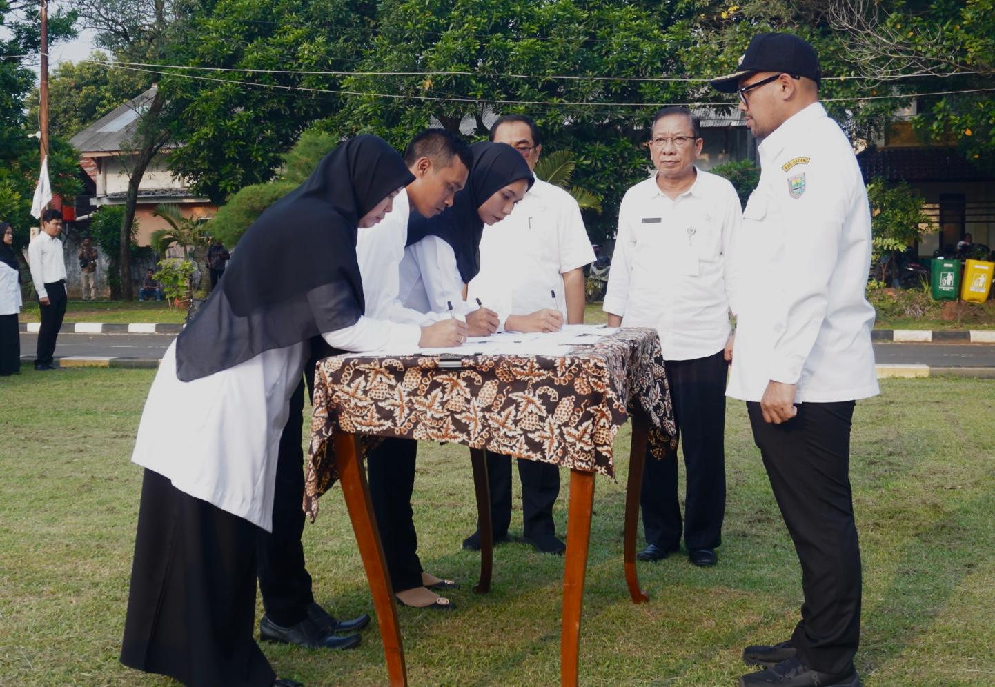 PELANTIKAN: Bupati Batang, M Faiz Kurniawan saat melantik PPPK di Pendopo Kabupaten Batang.