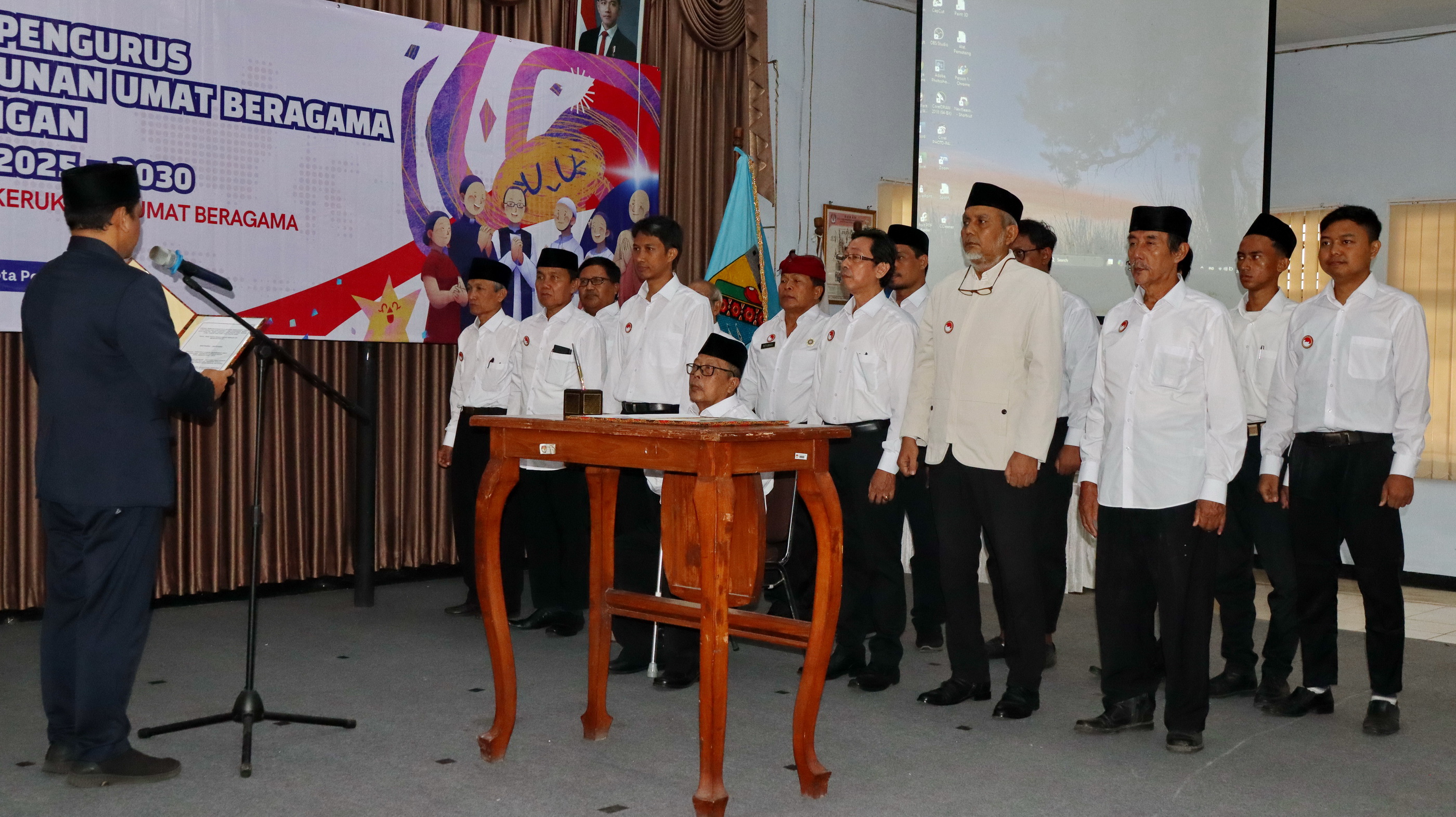 LANTIK -&nbsp;&nbsp;Wali Kota Achmad Afzan Arslan Djunaid saat melantik pengurus FKUB, Rabu sore (25/6/2025), di Aula KPU.