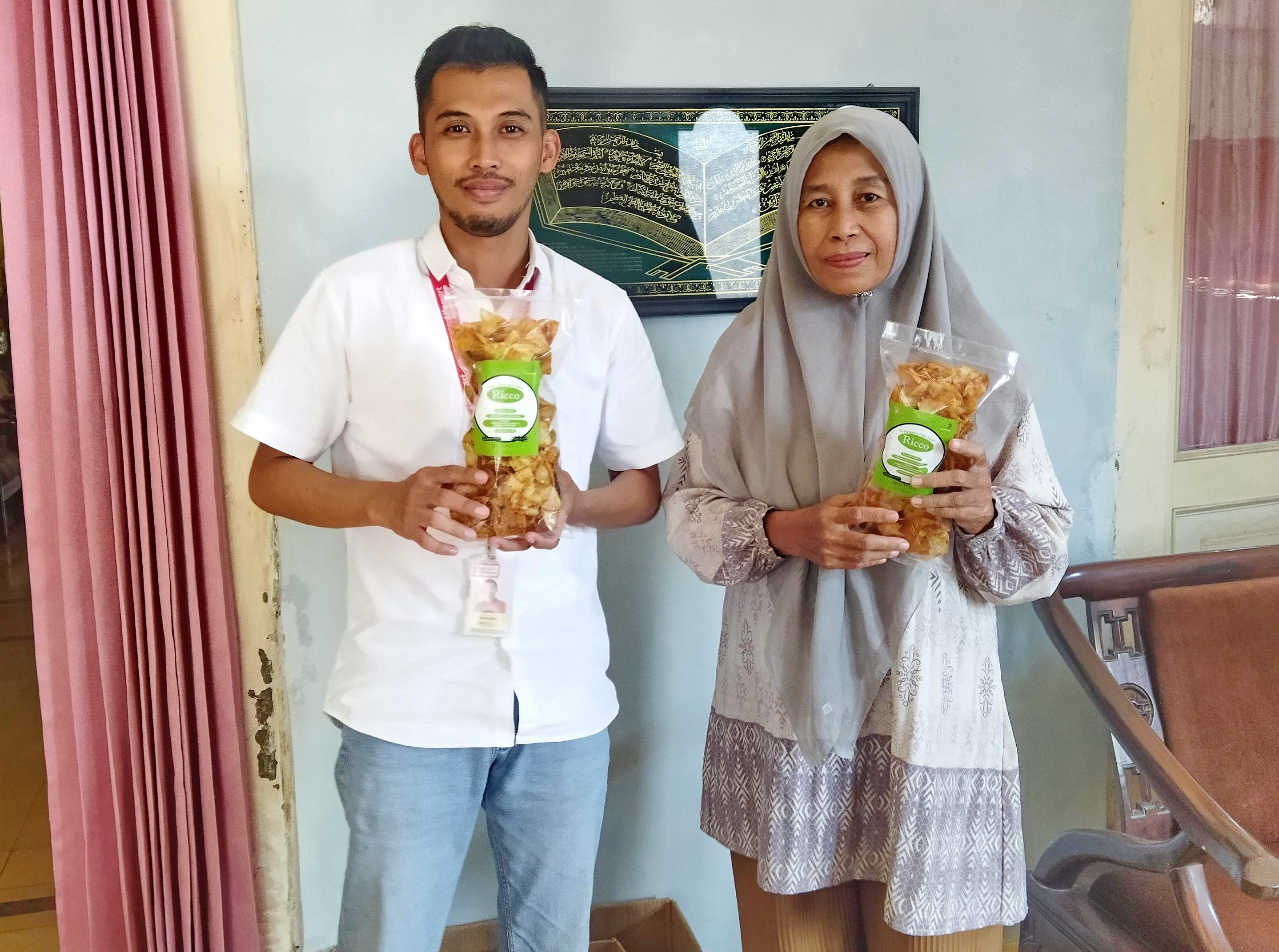TUNJUKKAN PRODUK -&nbsp;Pelaku UMKM Furoah, saat menujukkan produk keripiknya di rmahnya di Gg. 9 Sugihwaras Pekalongan Barat Kota Pekalongan.