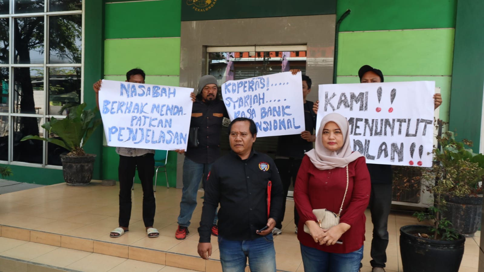 KONFIRMASI - Nasabah KPPS SM Nu Kota Pekalongan, saat ingin konfirmasi terkait jaminan kredirnya yang tiba-tiba akan dilelang, pada Kamis (26/6/2025).