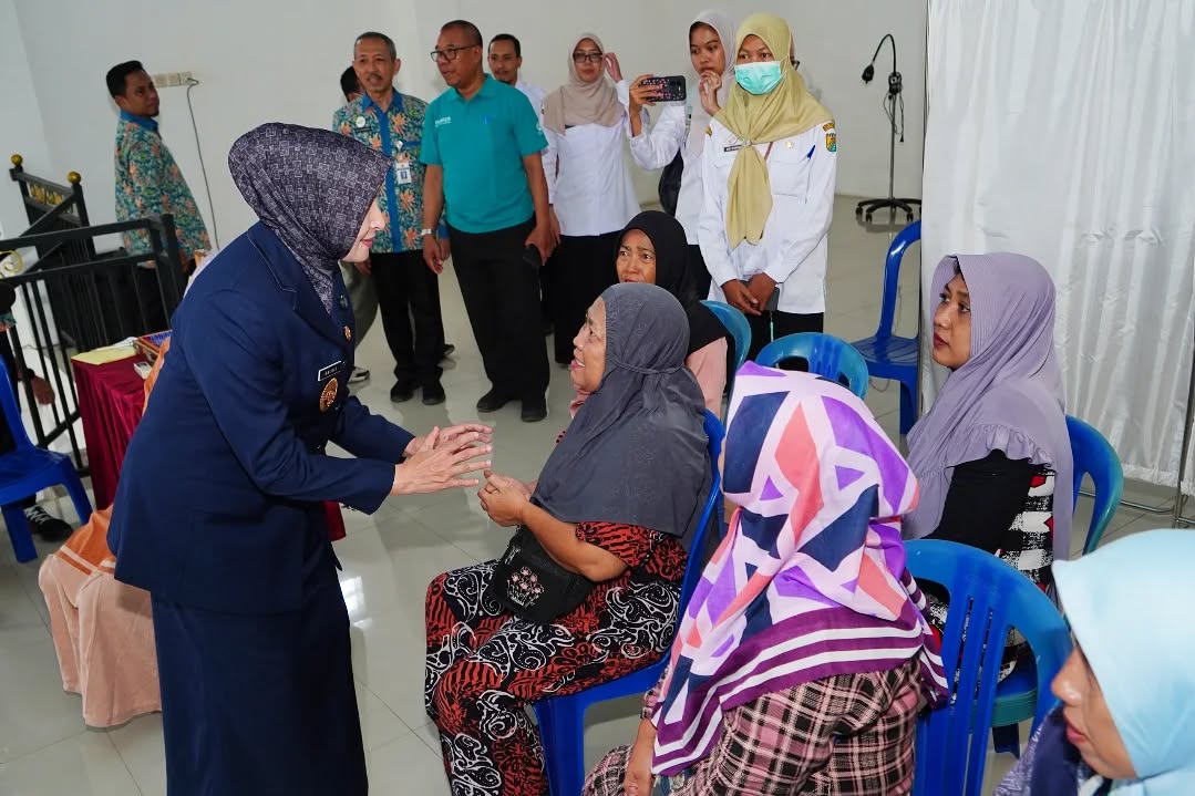 SAPA WARGA - Wakil Wali Kota Pekalongan Hj Balgis Diab saat menyapa warga Bendan Kergon yang akan periksa Kesehatan dalam program Speling, di Kantor IDI Kota Pekalongan, Rabu (25/6/2025).