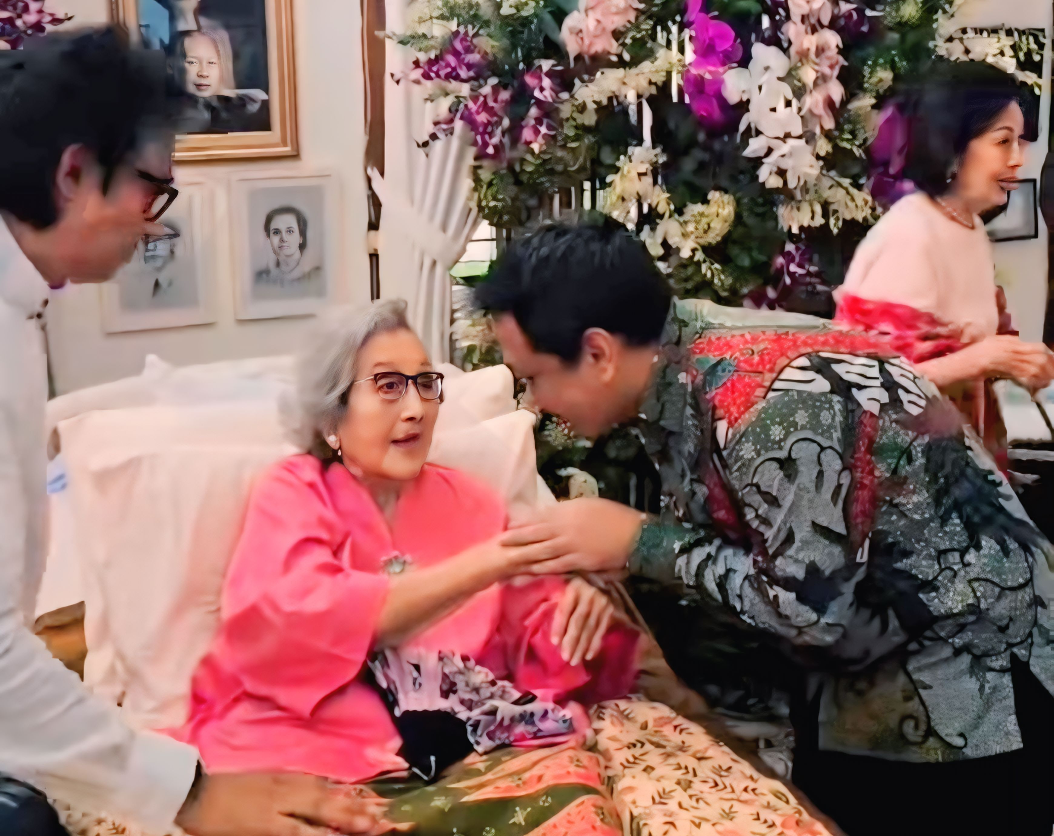 SALIM - Walikota Pekalongan, H.A. Afzan Arslan Djunaid saat mengucapkan HUT ke 100 langsung ke Eyang Merry Hoegeng di kediaman di Jakarta, Senin kemarin.