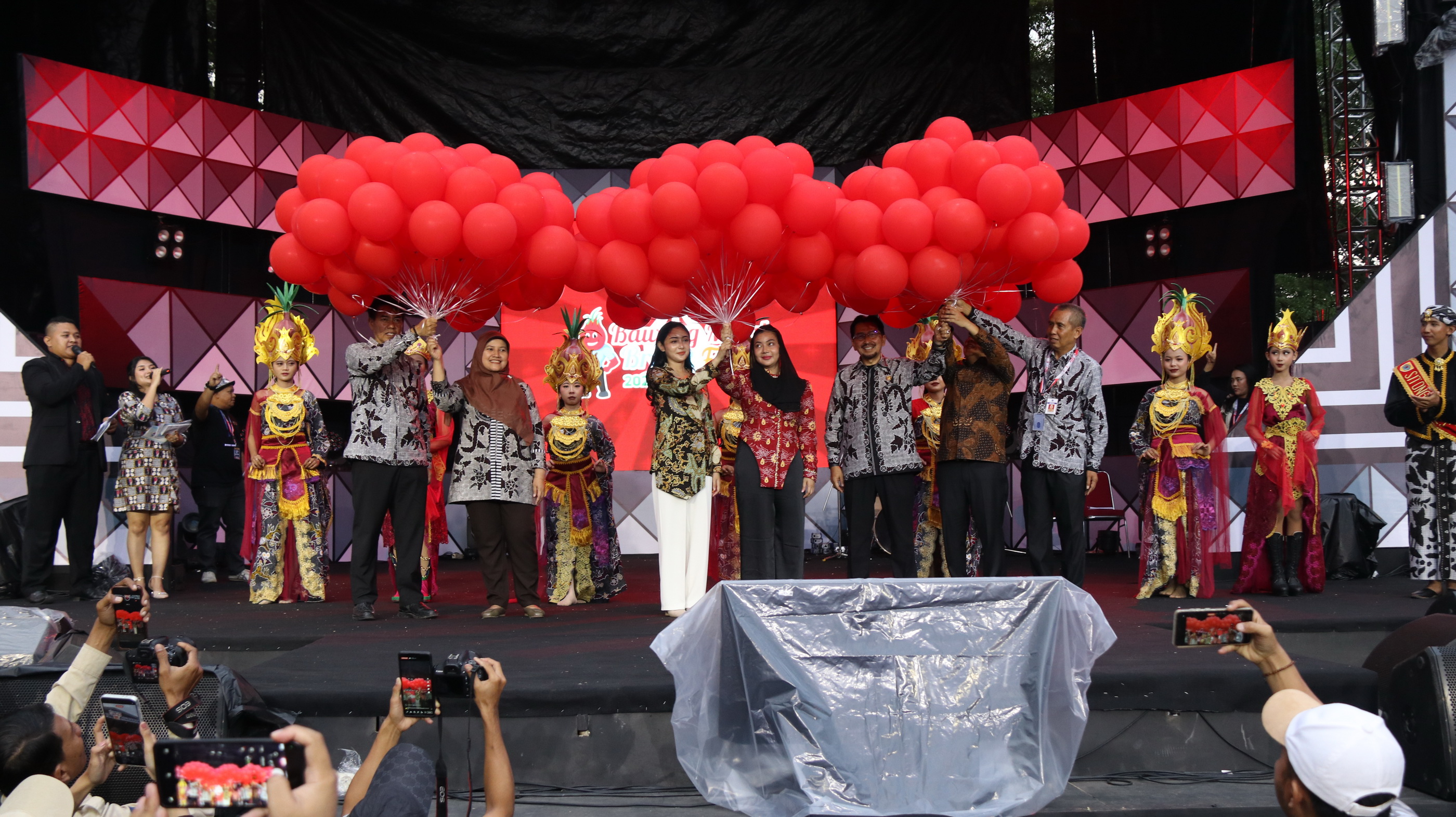 LEPAS BALON - Seremoni pembukaan Festival Bawang Merah Brebes 2025, oleh Bupati Brebes, pejabat terkait dan Keala BI KPw Tegal, di Alun -alun Brebes, Jumat (27/6/2025)