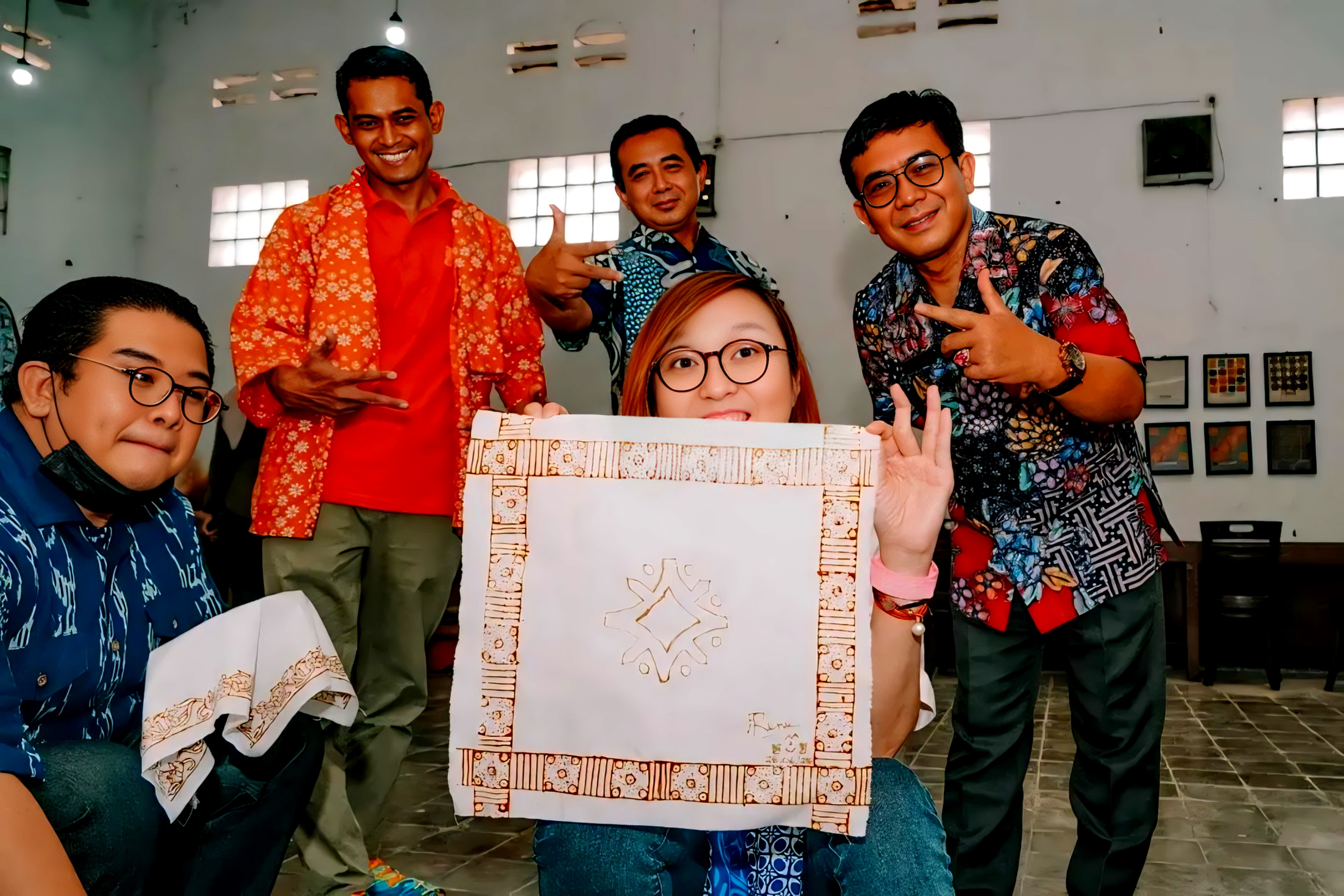 MEMBATIK -&nbsp;Wamenparekraf RI, Irene Umar didampingi Sekda saat membatik, di Museum Batik Kota Pekalongan, Sabtu (28/6).