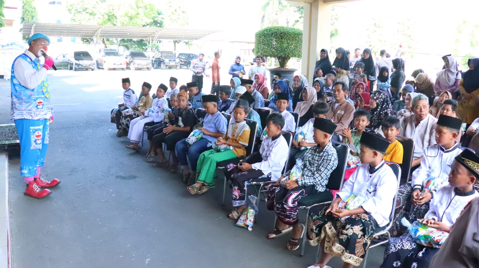 SUNAT DI KANTOR POLISI: Puluhan anak mengikuti sunat masal di Polres Pekalongan yang berlangsung pada Kamis (26/6/2025).