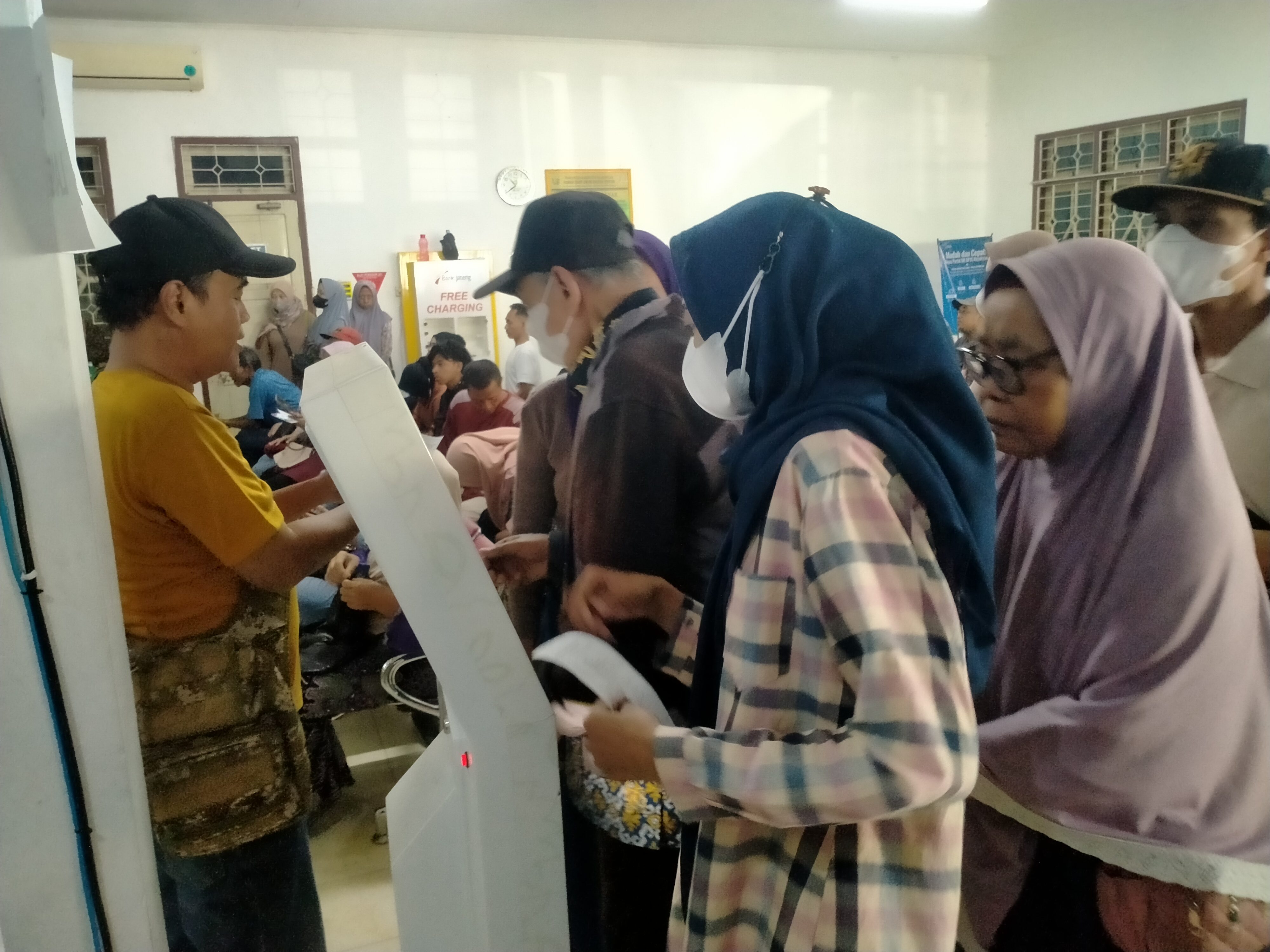 ANTRE OBAT: Suasana di ruang tunggu obat di RSUD Kraton. Masih banyak pasien memilih menunggu obat dibanding diantar ke rumah.