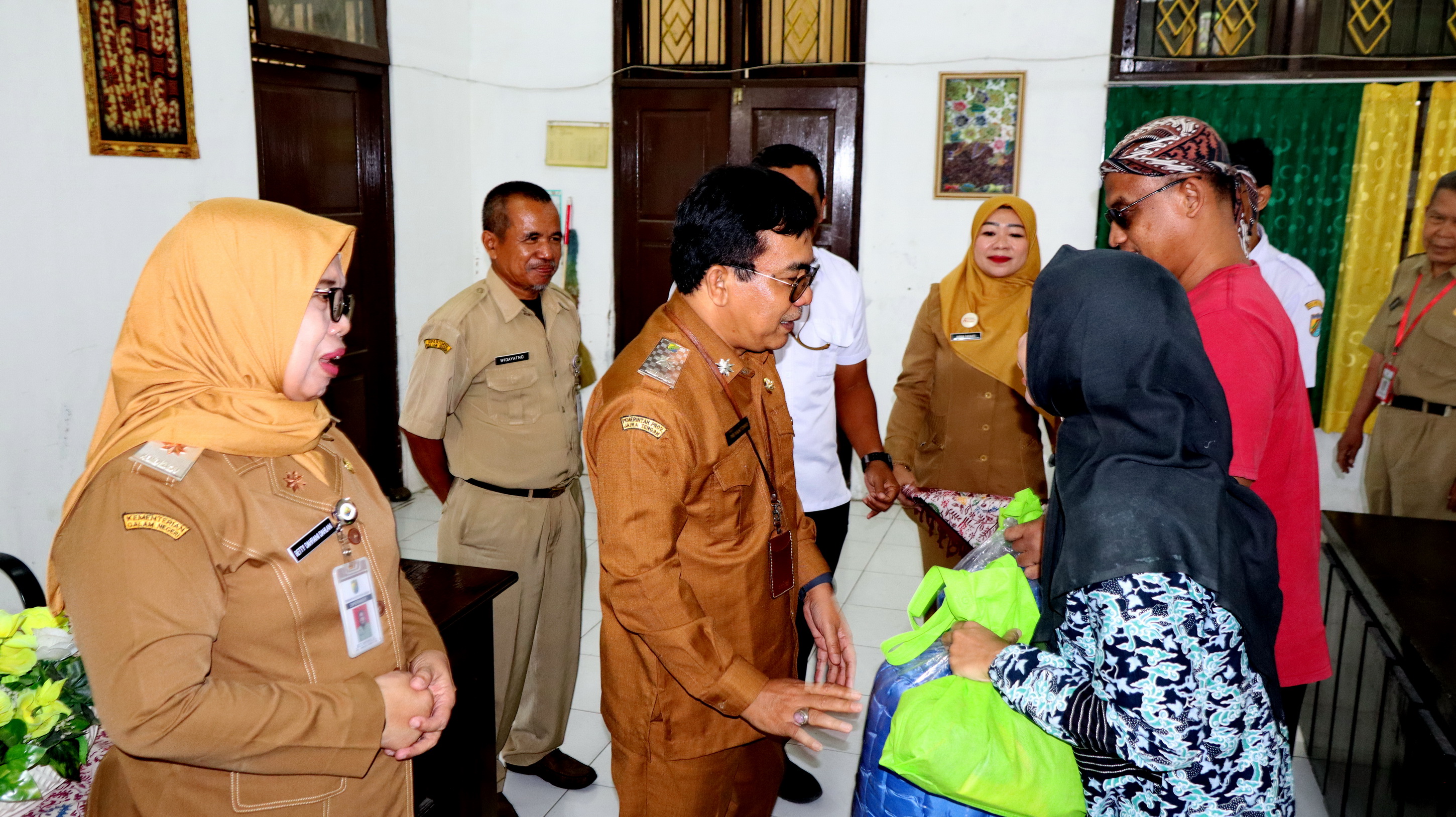MOTIVASI - Sekda Kota Pekalongan, Nur Priyantomo saat berikan motivasi kepada 20 peserta pelatihan pijat di Aula Dinperinaker Kota Pekalongan, Senin (30/6/2025).