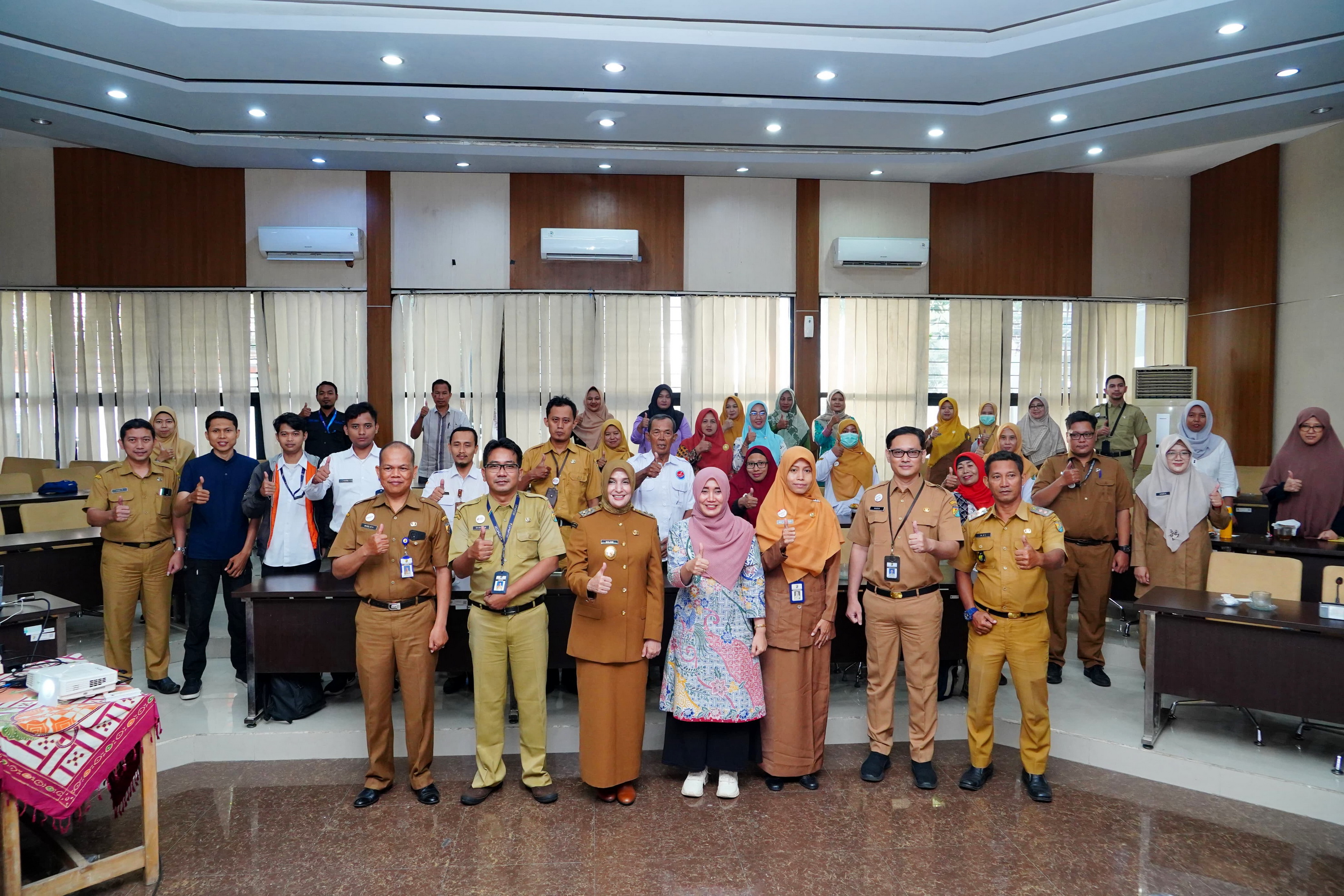 BERFOTO BERSAMA -&nbsp;Wakil Wali Kota Pekalongan, Hj. Balgis Diab berfoto bersama usai penutupan acara bersama UKM makanan, Senin (30/6/2025).