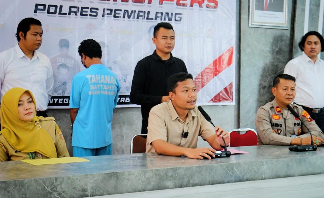 BERIKAN KETERANGAN - Anggota Polres Pemalang saat erikan keterangan terkait kasus pencabulan di wilayahnya, pada Senin (30/6/2025).