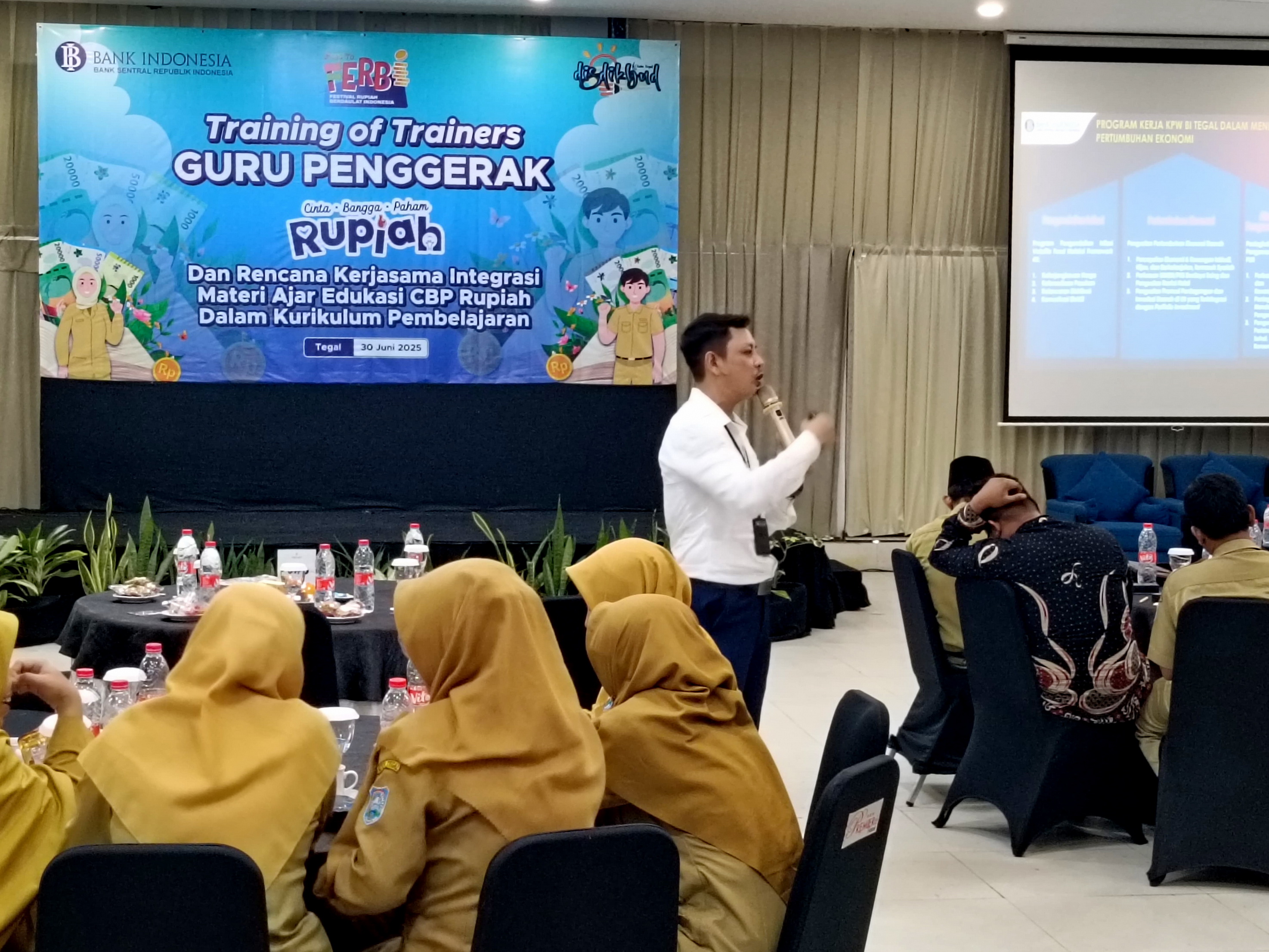 DISKUSI &ndash; Tim BI KPw Tegal saat diskusi degan ratusan gurudi Kota Tegal, saat ToT CBP Rupiah untuk 200 guru SD dan SMP,  di Hotel Premiere Tegal pada Senin, (30/6/2025).