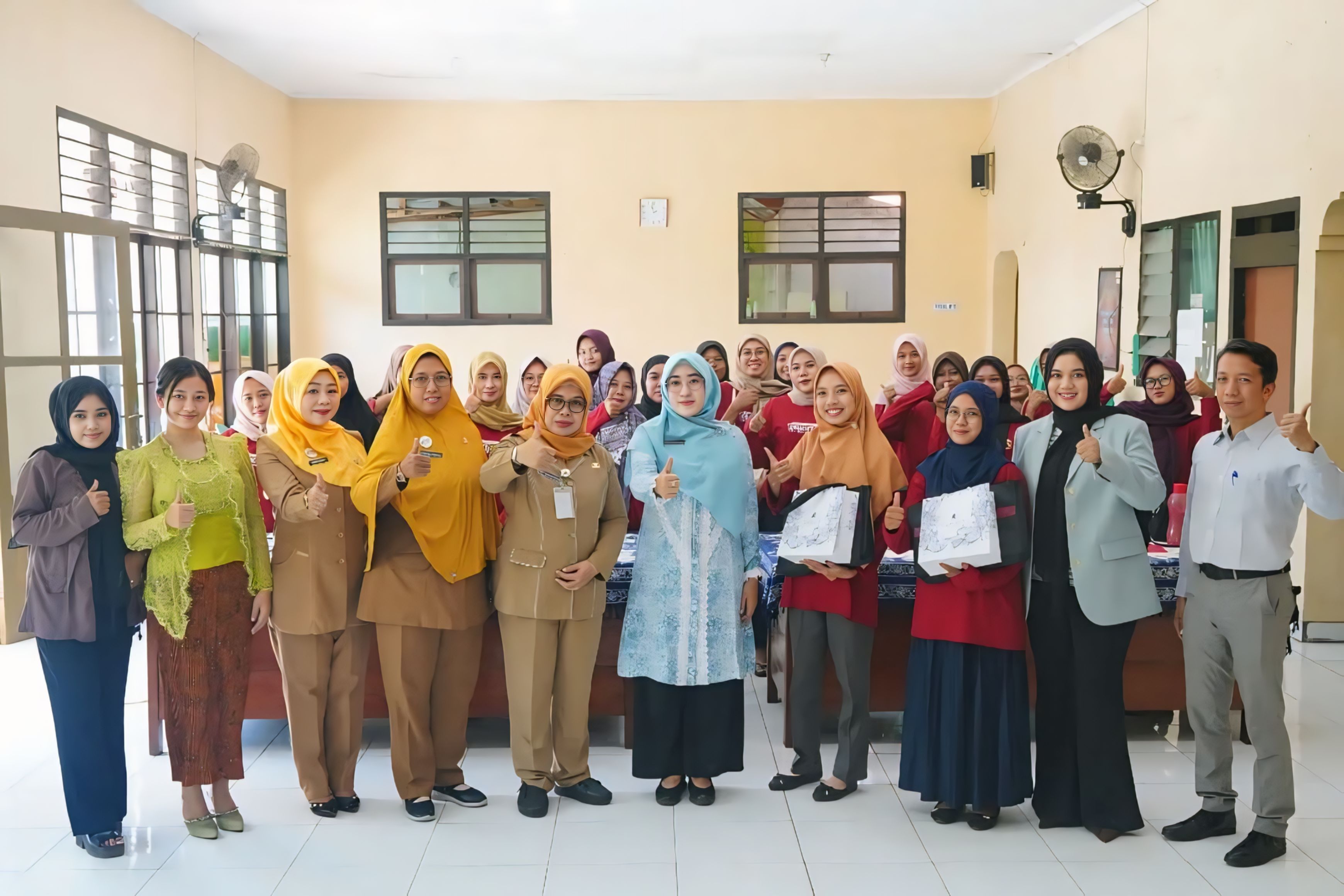KOMPAK - Peserta pelatihan MUA berfoto bersama tim pelatih dan Ketua TP PKK,serta tim dari Dinperinaker, Selasa (1/7/2025).
