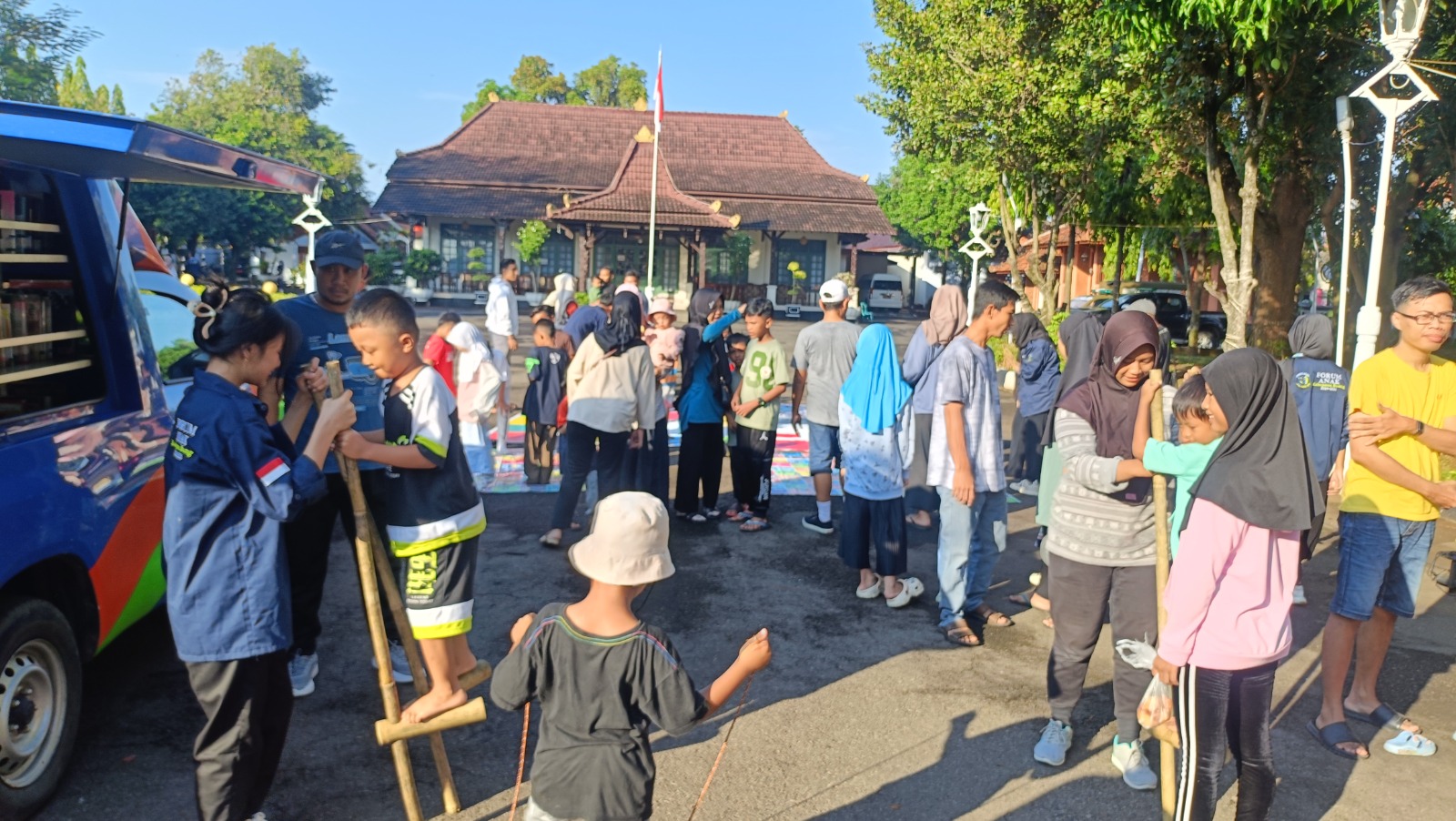 PERMAINAN TRADISIONAL: Anak-anak saat asyik bermain permainan tradisional di Rumah Dinas Bupati Batang.