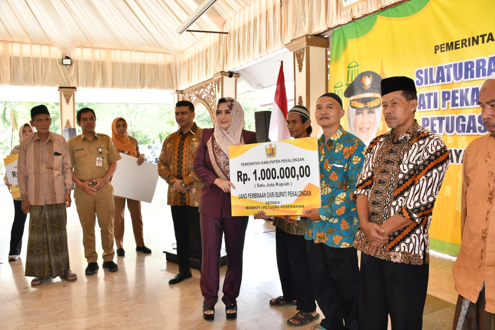 INSENTIF: Bupati Pekalongan Fadia Arafiq saat menyerahkan bantuan insentif untuk marbot dan penjaga rumah ibadah, Senin (30/6/2025).