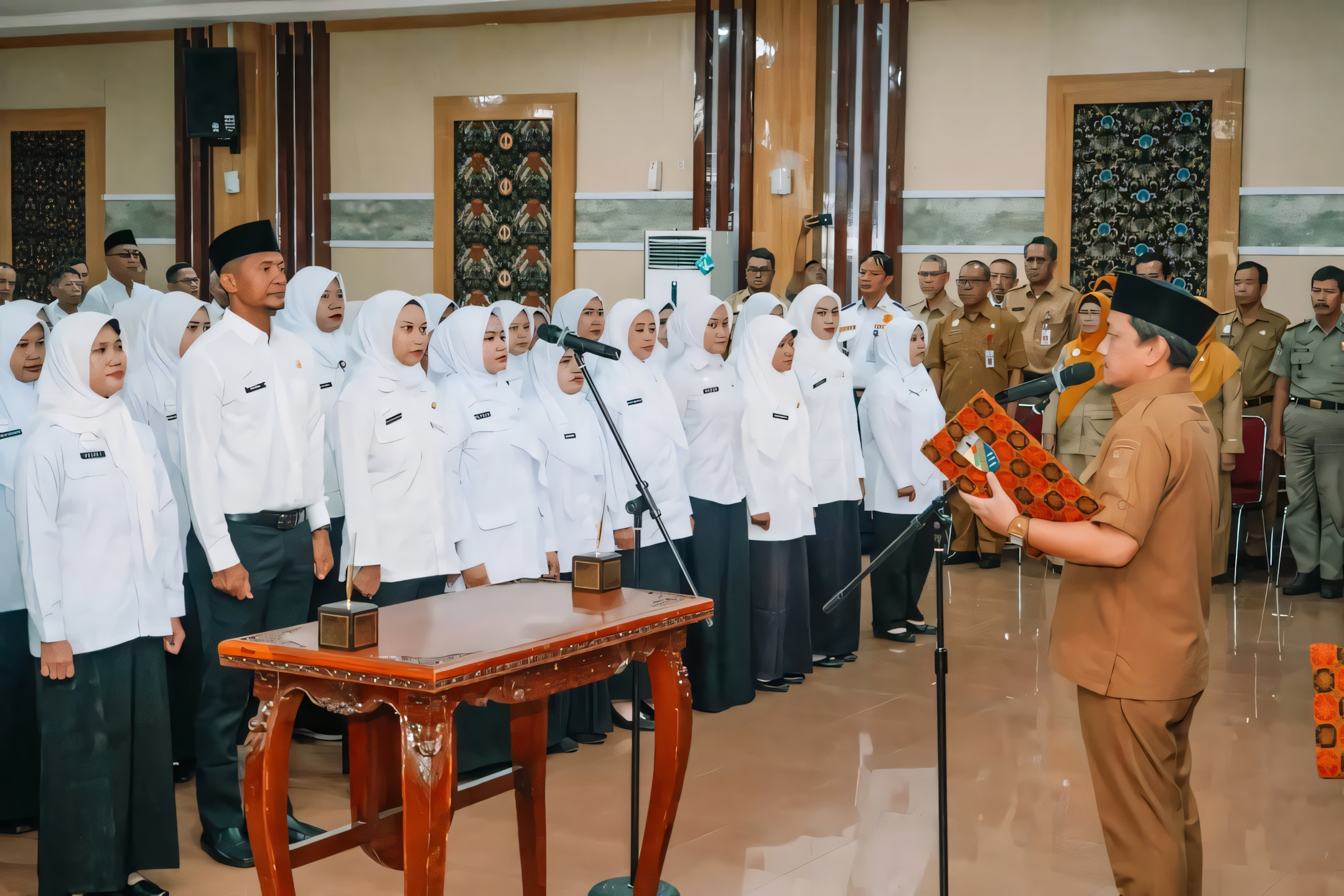 MELANTIK - Wali Kota Pekalongan HA Afzan Arslan Djunaid saat mengambil sumpah 127 PPPK, Selasa (1/7/2025) di Ruang Jlamprang.