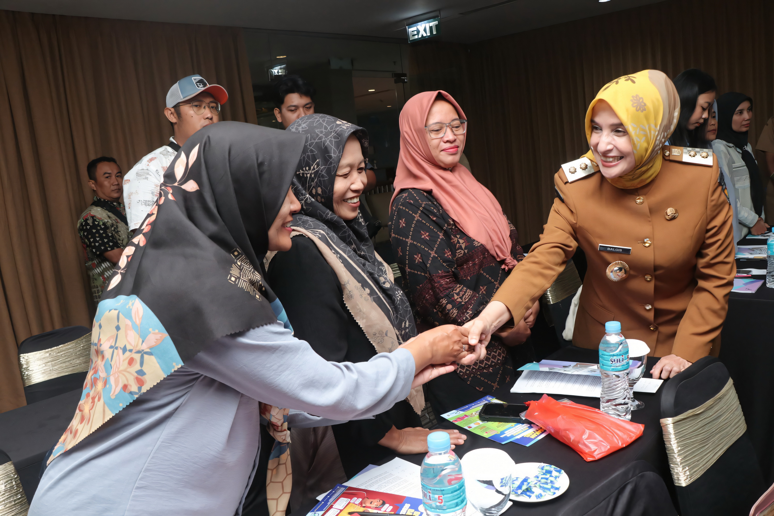 MENYAPA - Wakil Wali Kota Pekalongan, Balgis Diab, menyapa peserta Bimtek Penyuluhan Keamanan Pangan oleh Dinkes, Selasa (1/7/2025) di Hotel Hojo.