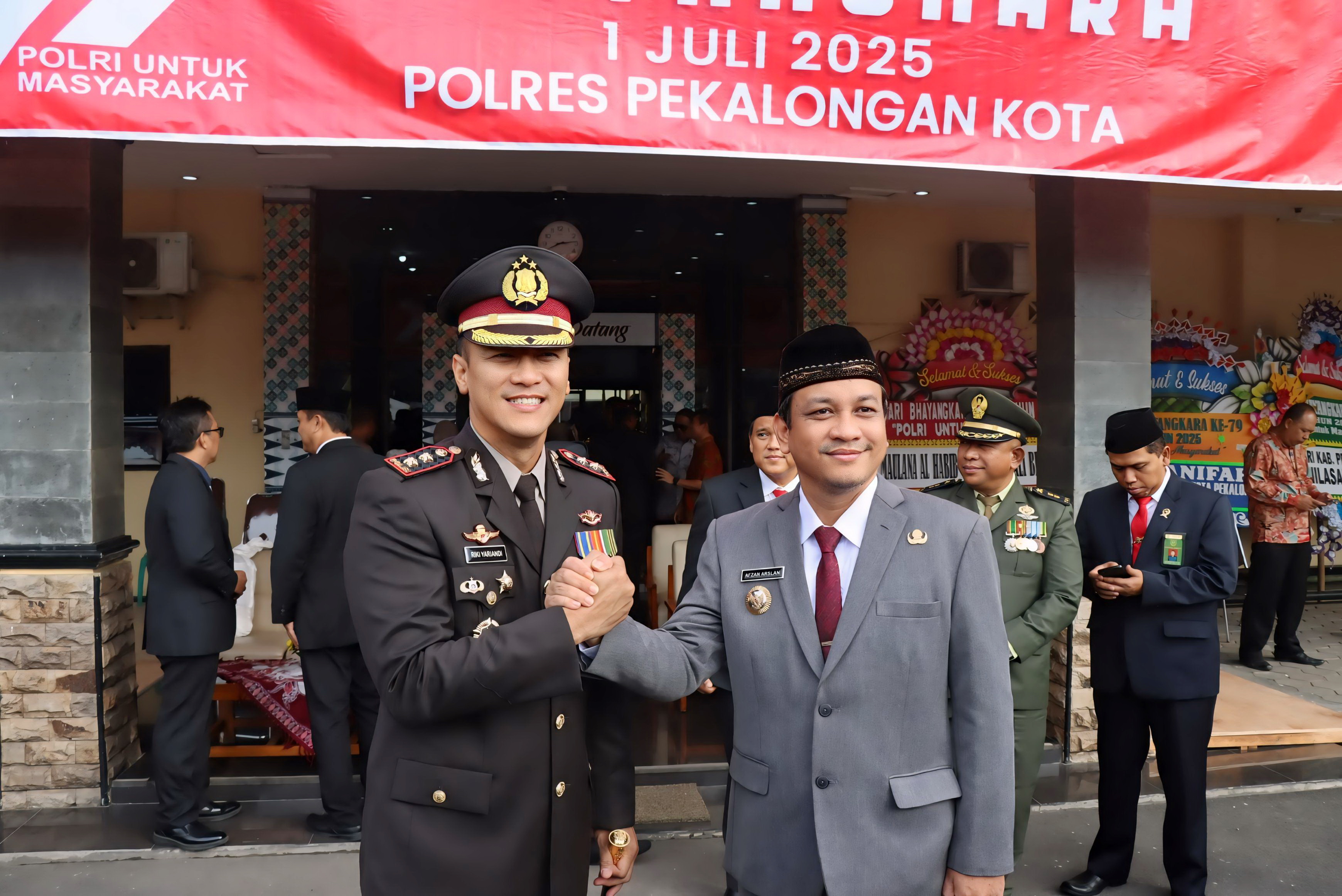 KOMPAK - Kapolres Pekalongan Kota AKBP Riki Yariandi saat berfoto bersama Walikota Aaf, usai upacara HUT Polri, Selasa (1/7/2025).
