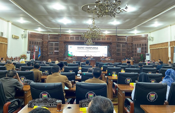 KEBIJAKAN PENGANGGARAN : Rapat Paripurna DPRD Kabupaten Batang yang dihadiri Bupati Kabupaten Batang Faiz Kurniawan di Gedung DPRD Kabupaten Batang pada 2 Juli 2025.