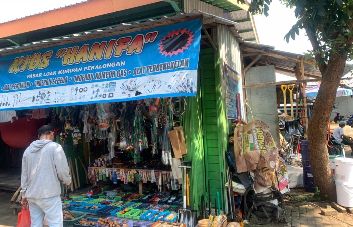 PUSAT BARANG BEKAS : Pasar Loak Kuripan, di Kelurahan Yosorejo, Kecamatan Pekalongan Selatan, Kota Pekalongan, selalu ramai saat hari Jumat.
