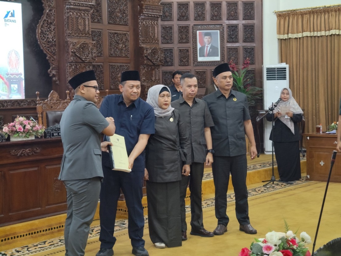PARIPURNA: Suasana Rapat Paripurna DPRD Kabupaten Batang dalam pembahasan penyampaian Raperda APBD Perubahan 2015.