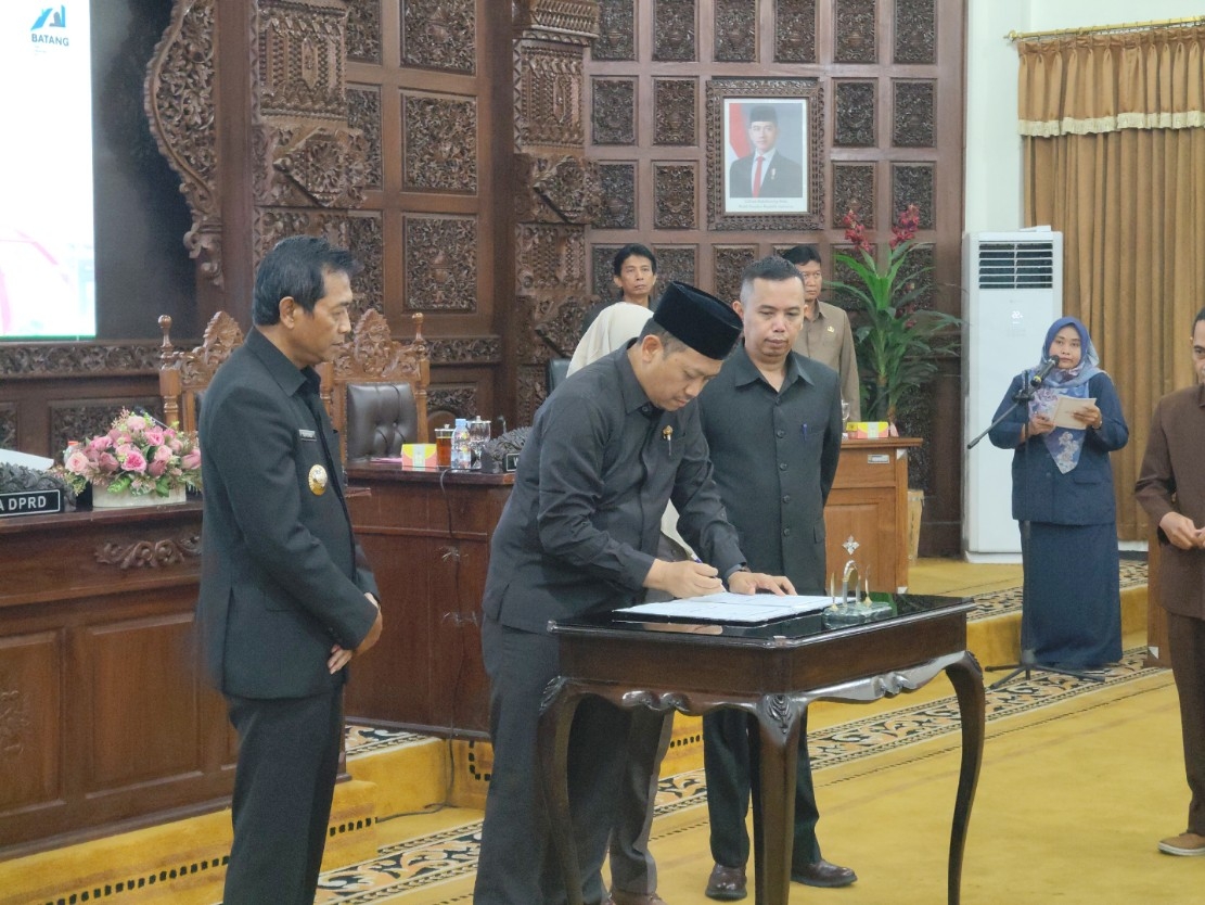 PERSETUJUAN: Penandatanganan berkas persetujuan bersama antara Bupati Batang diwakili Wakil Bupati Suyono bersama pimpinan anggota DPR Kabupaten Batang.