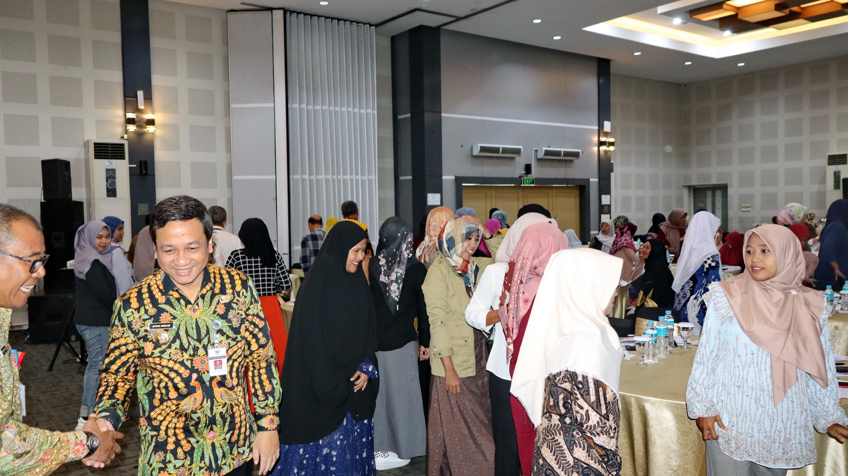 BERSALAMAN - Walikota Pekalongan, H.A. Afzan Arslan Djunaid, saat hadir dalam Bimtek Penilaian Mandiri&nbsp; CPPOB IRTP, Kamis (3/7/2025), di Hotel Hojo.