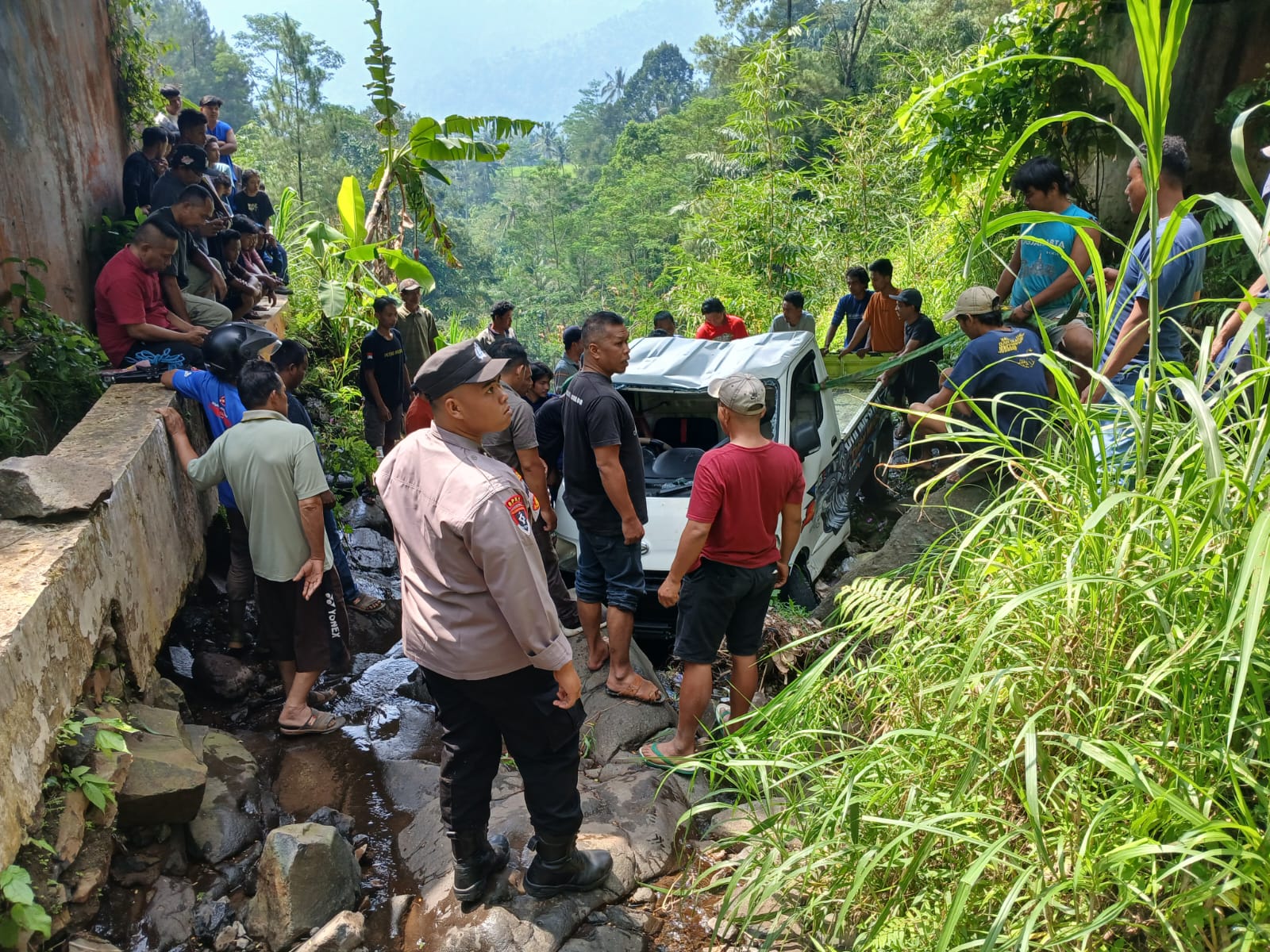 EVAKUASI: Proses evakuasi pikap yang terjun ke sungai di jalur pegunungan Kecamatan Lebakbarang, Kabupaten Pekalongan.