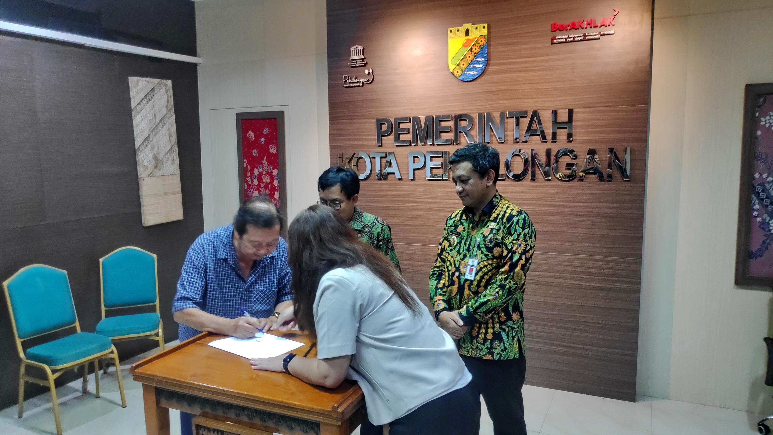 TANDATANGAN - Disaksikan Wali Kota Pekalongan HA Afzan Arslan Djunaid, PT Nuansa Merdeka Jaya tanda tangan kontrak bersama Pemkot Pekalongan, Kamis sore (3/7/2025).